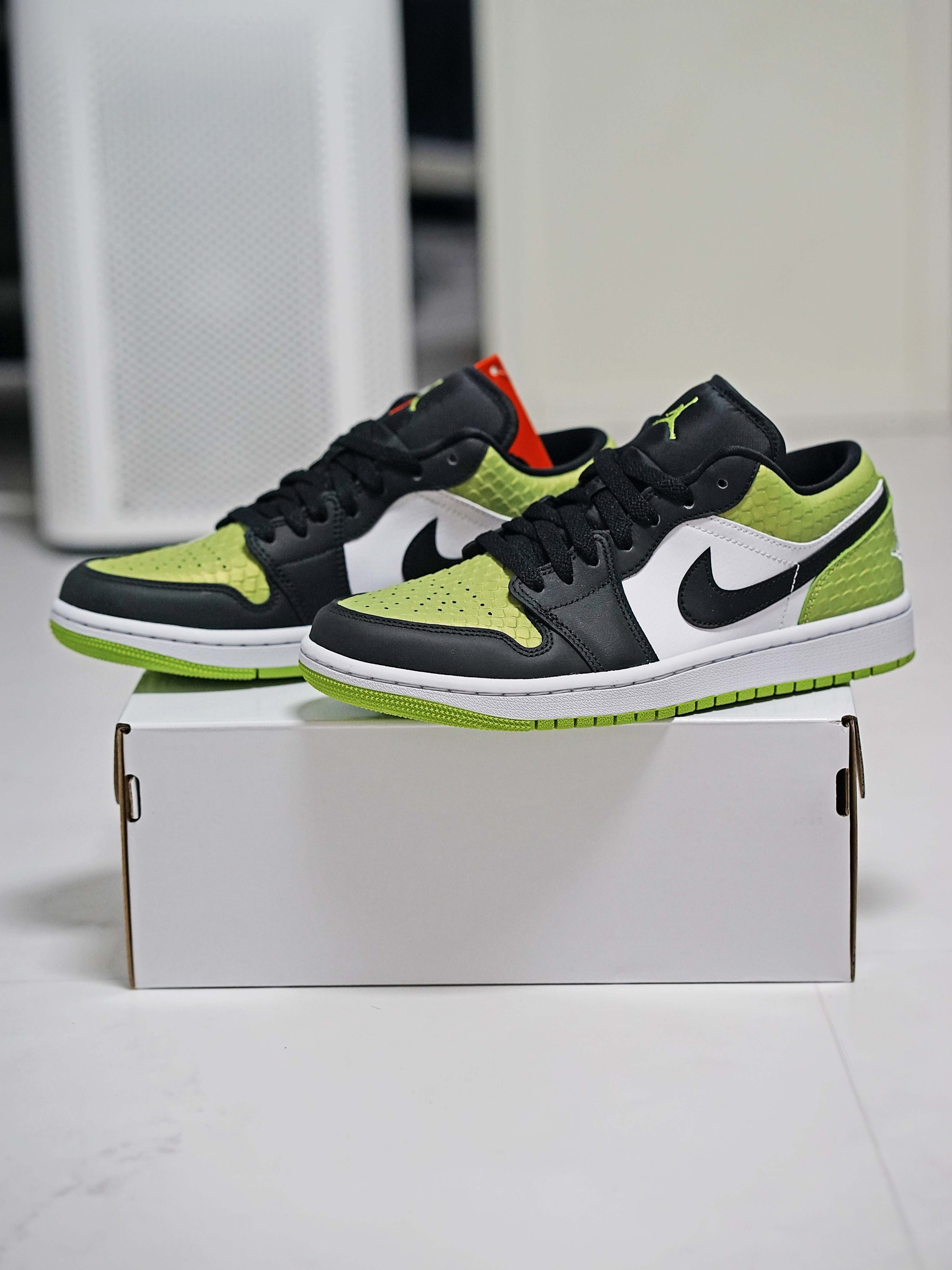 (W) Jordan 1 Low Vivid Green and Black 착용 스타일 - 1