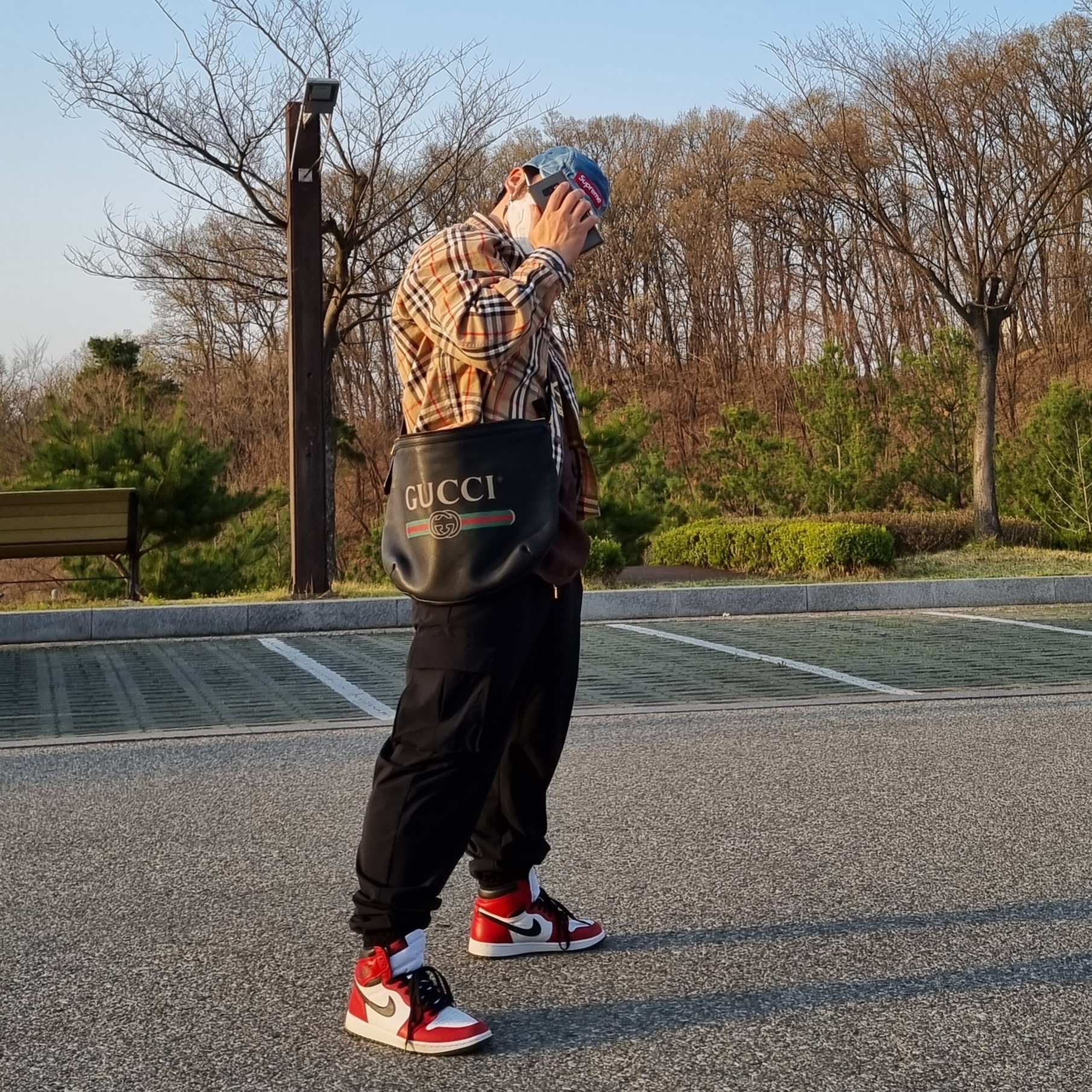 Supreme x Burberry Denim Trucker Jacket Beige - 22SS, Supreme Washed Chino Twill Camp Cap Denim - 21FW 착용 스타일