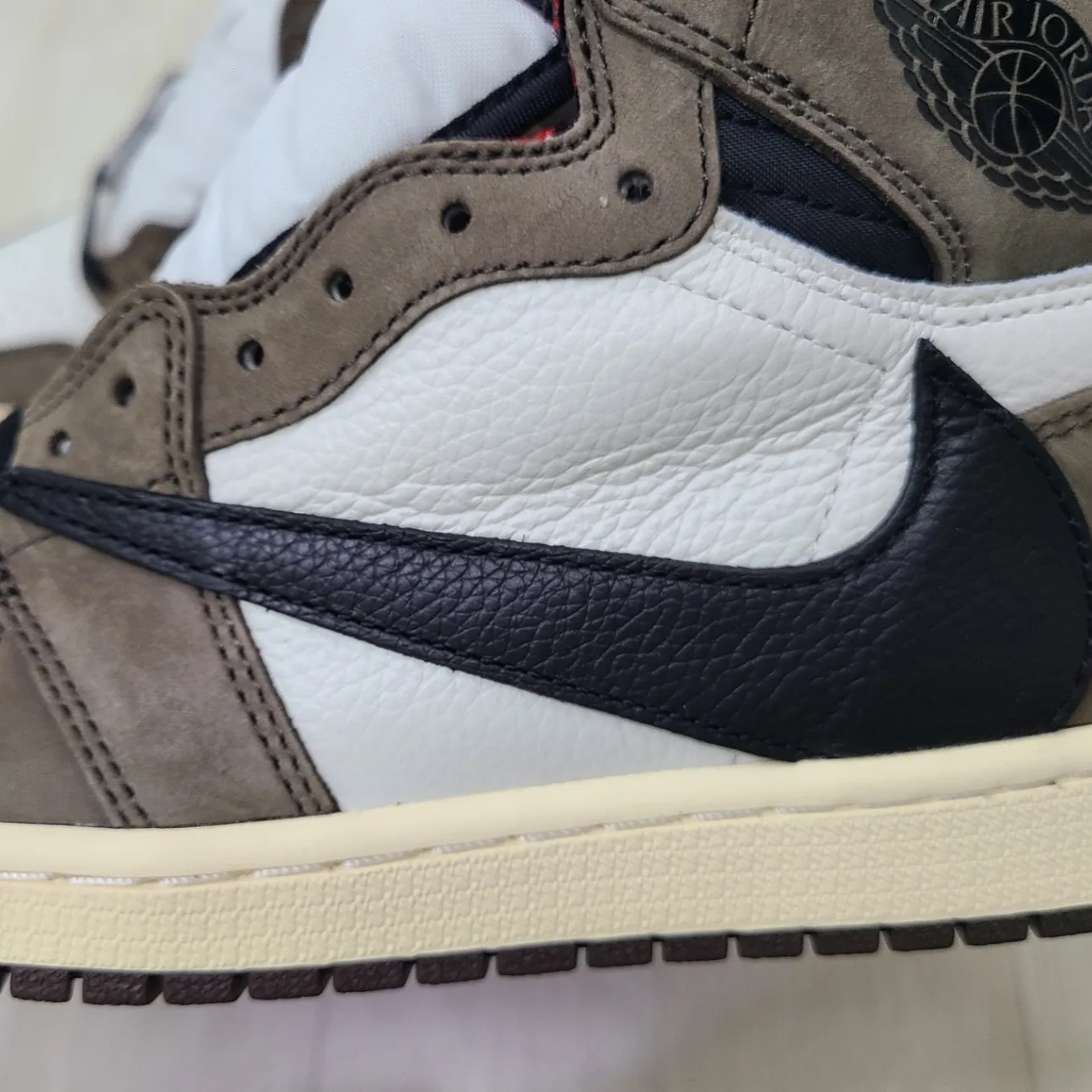 Jordan 1 x Travis Scott Retro High OG SP Mocha 착용 스타일 - 4