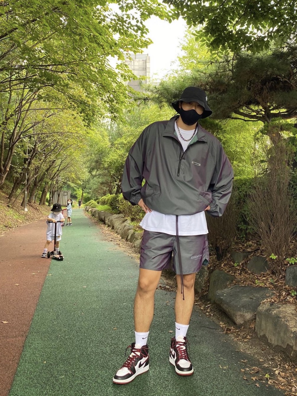 Essentials Volley Shorts Iridescent - 20SS, Essentials Track Jacket Iridescent - 20SS 착용 스타일