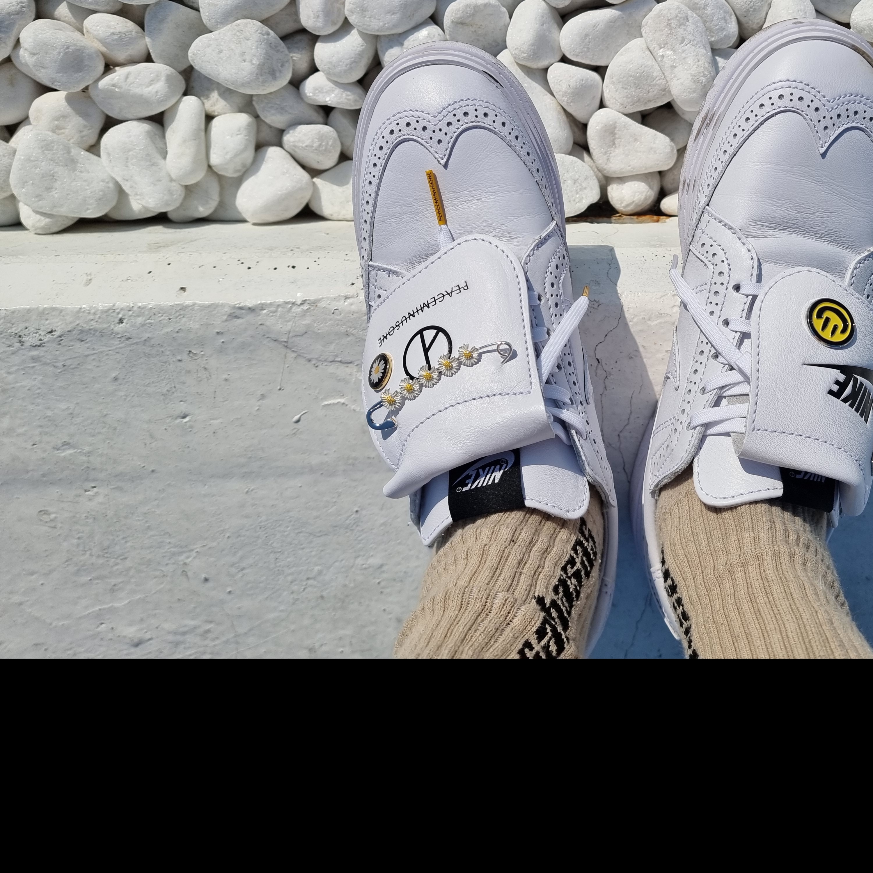 Nike x Peaceminusone Kwondo1 White, Peaceminusone Pin Set #2 Multi 착용 스타일 - 1