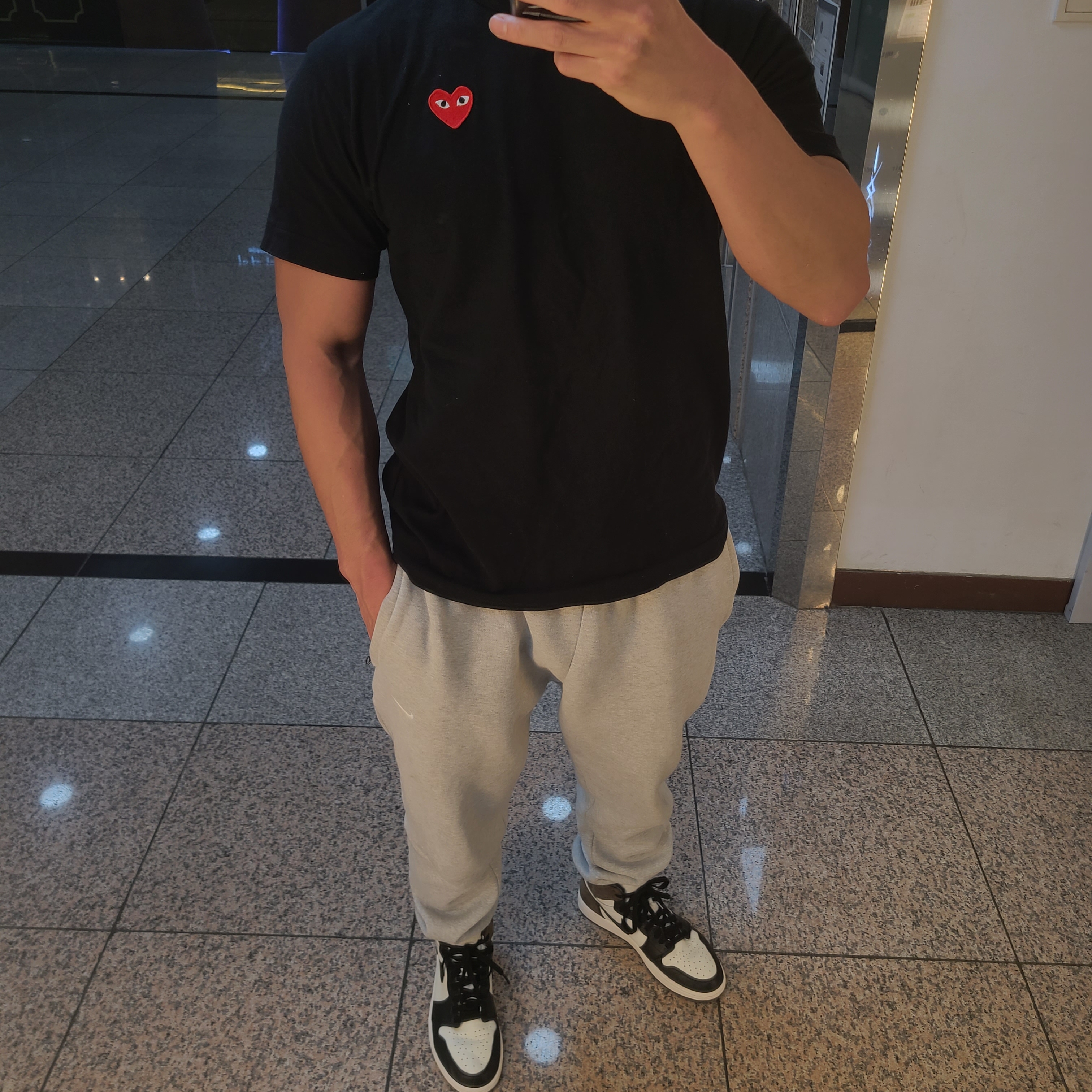 Jordan 1 Retro High OG Black Mocha, Play Comme des Garcons Red Heart T-Shirt Black 착용 스타일