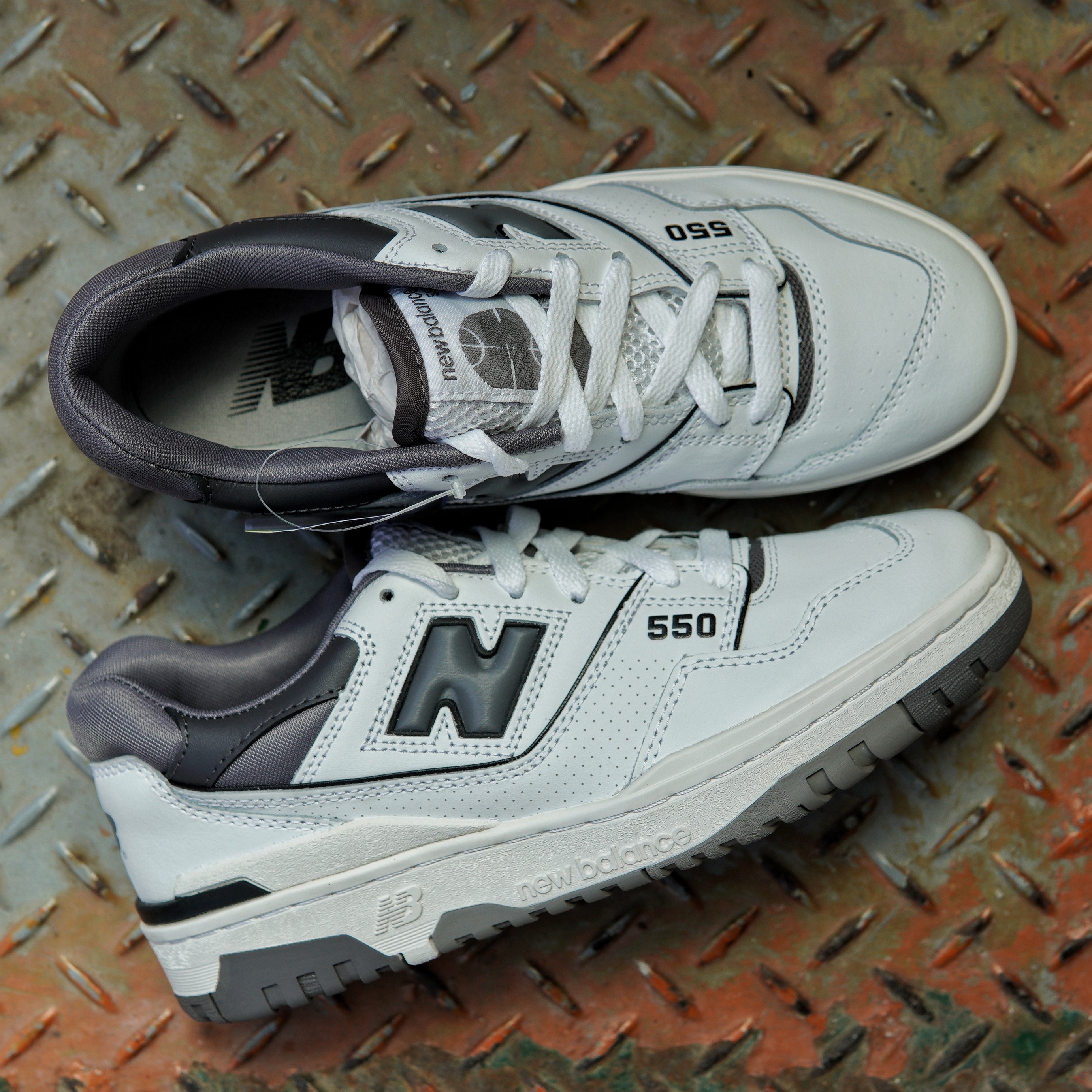 New Balance 550 White Grey Dark Grey - 2E Wide 착용 스타일 - 3