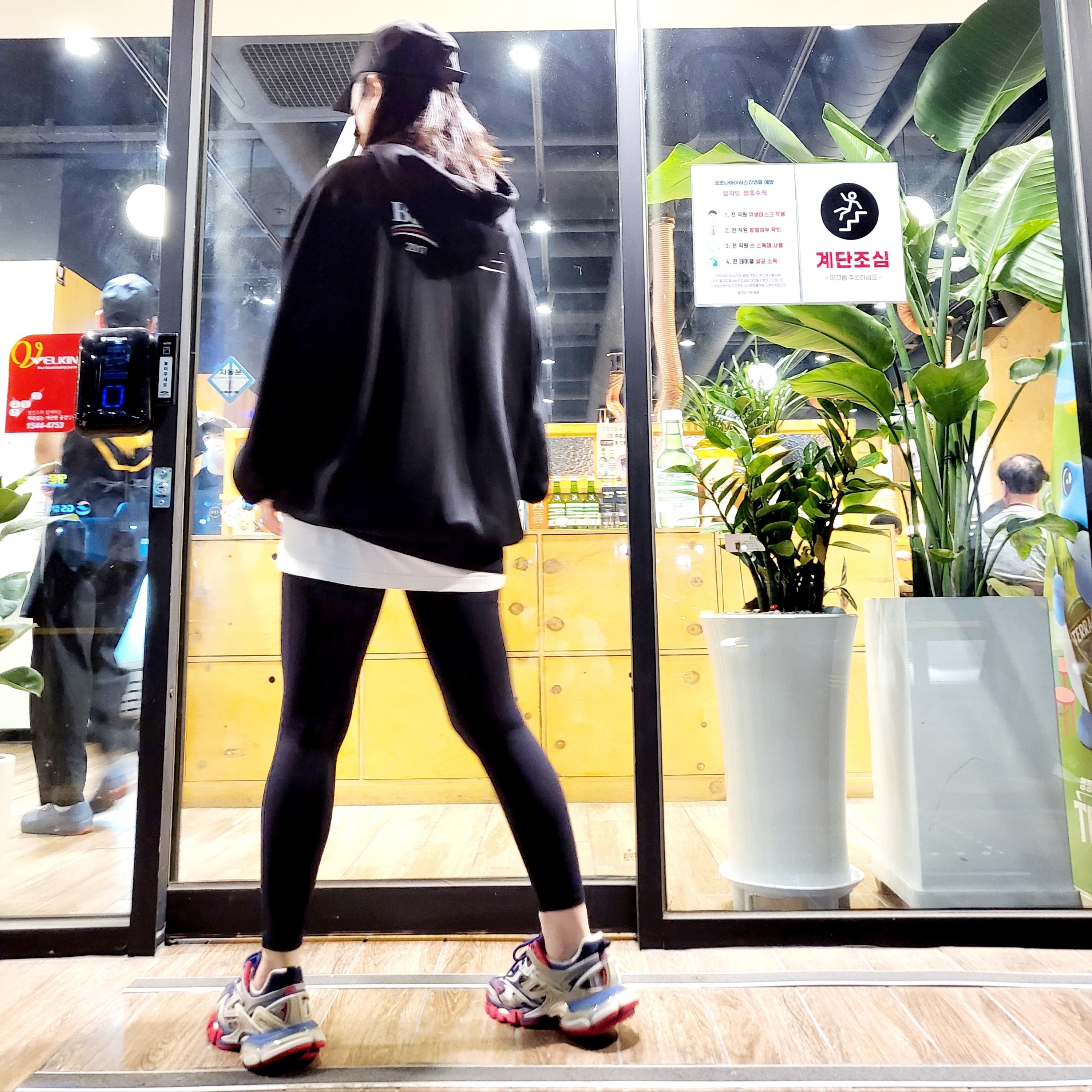 (W) Balenciaga Track.2 Sneakers Blue Red 2019, (W) Balenciaga Political Campaign Hoodie Large Fit Black 착용 스타일 - 1