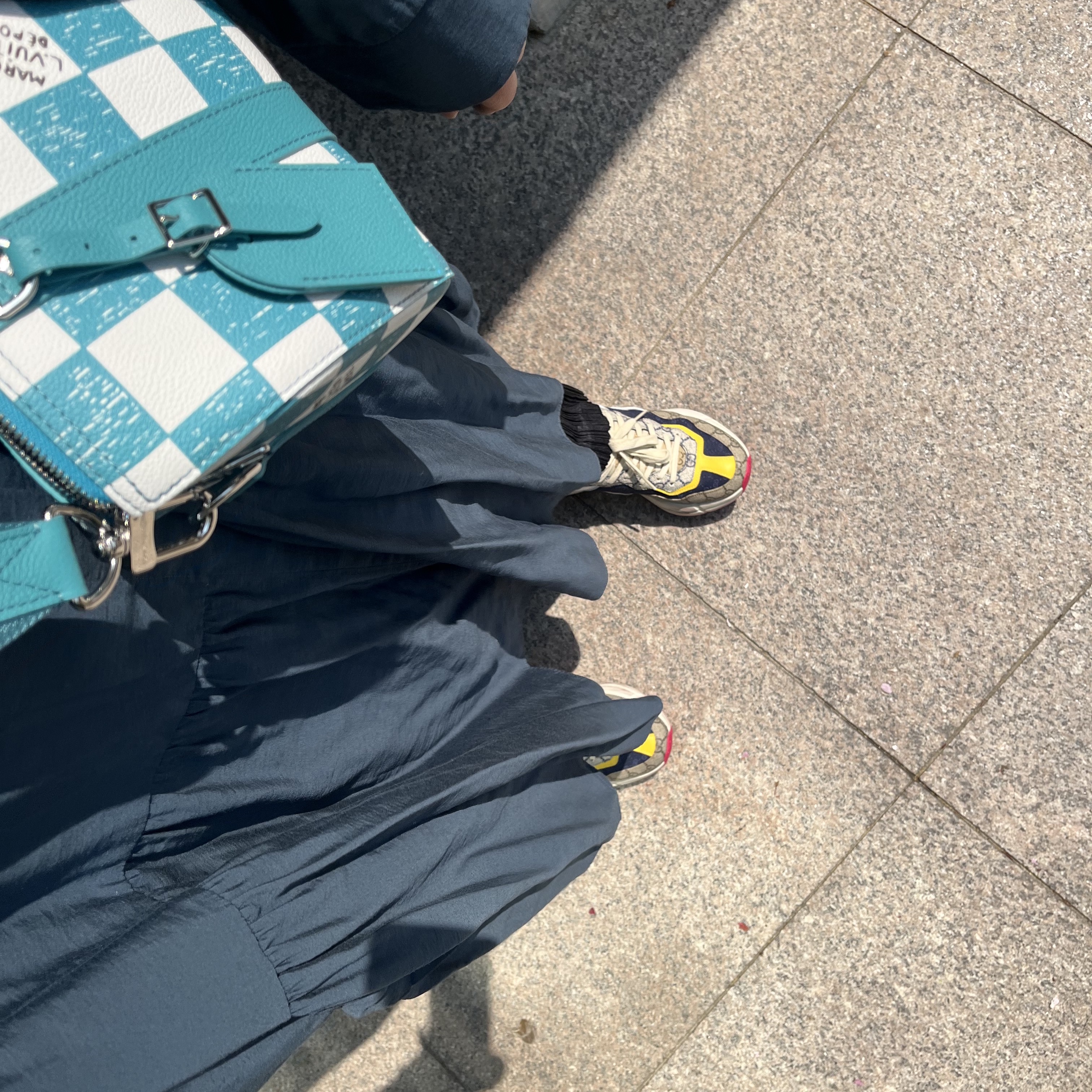 Gucci GG Rhyton Beige Sneakers Ebony Blue 착용 스타일
