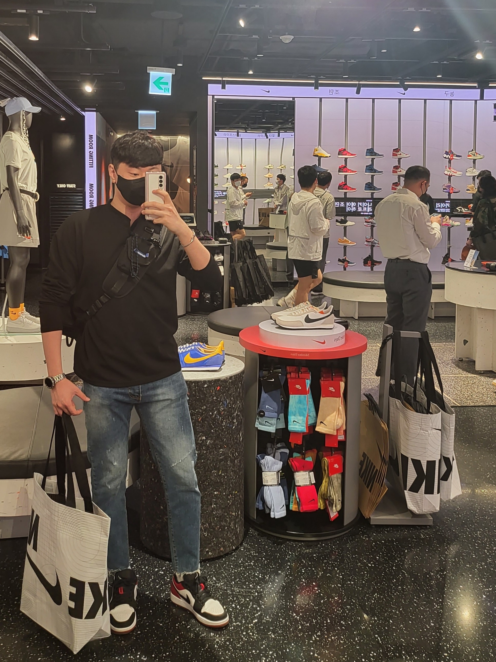 Jordan 1 Low Black Toe, Ader Error x Eastpak Up-Down Sling Black 착용 스타일 - 1