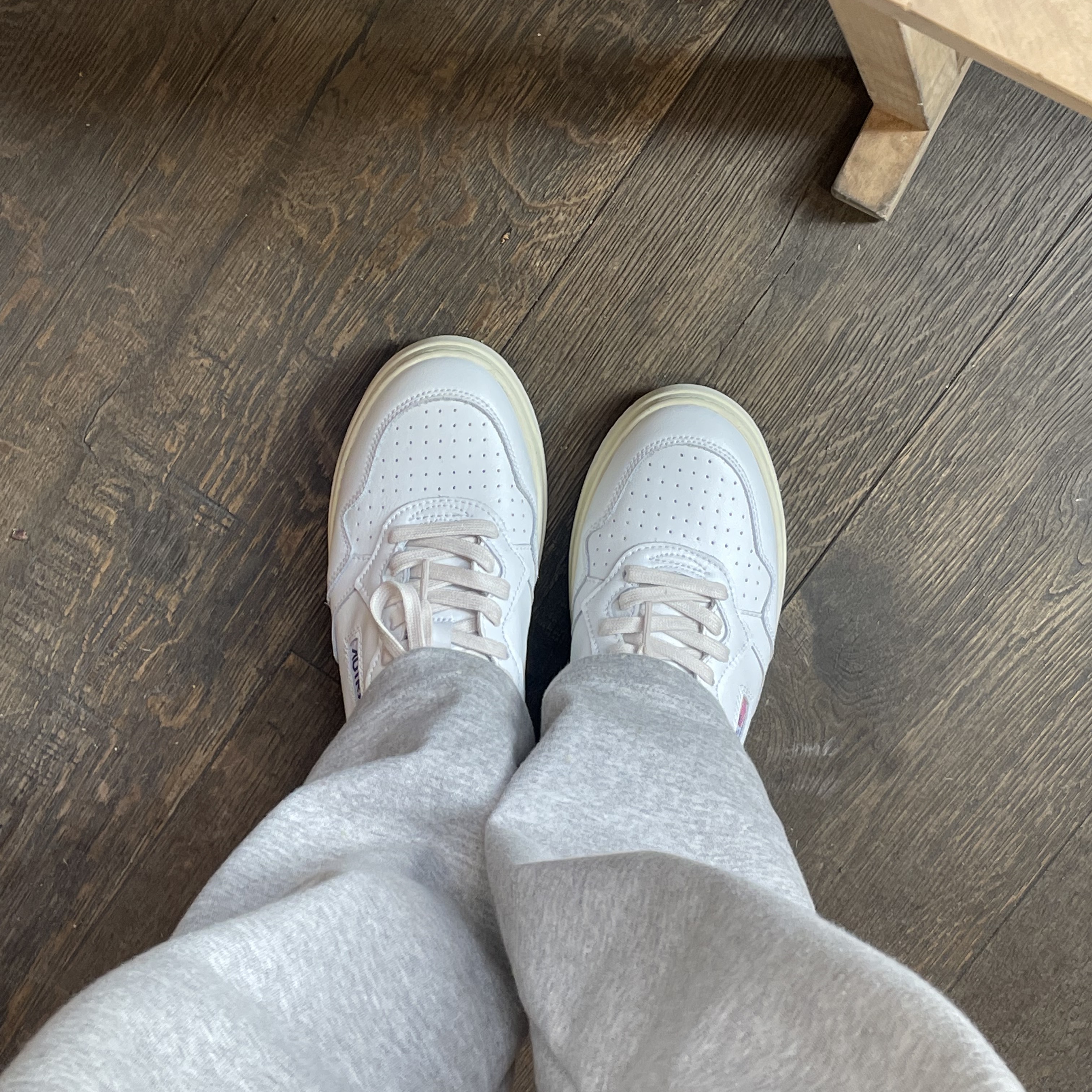 Autry Medalist Low Leather Sneakers White 착용 스타일 - 3