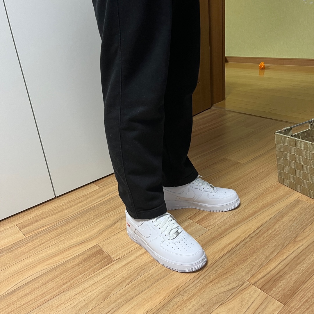 Nike x Supreme Air Force 1 Low White 착용 스타일 - 3