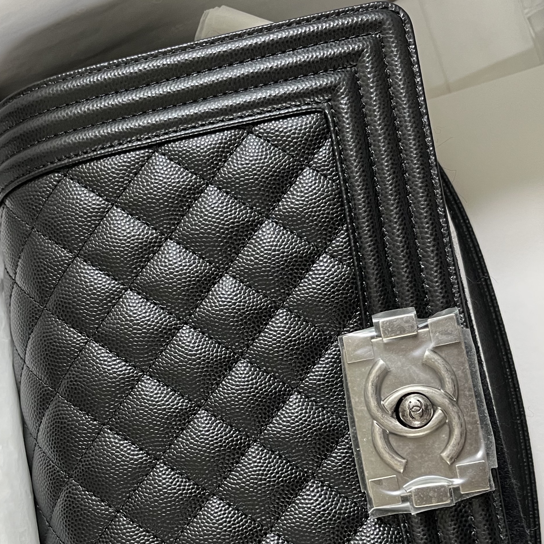 Chanel Medium Boy Chanel Handbag Grained Calfskin & Ruthenium Black 착용 스타일 - 4