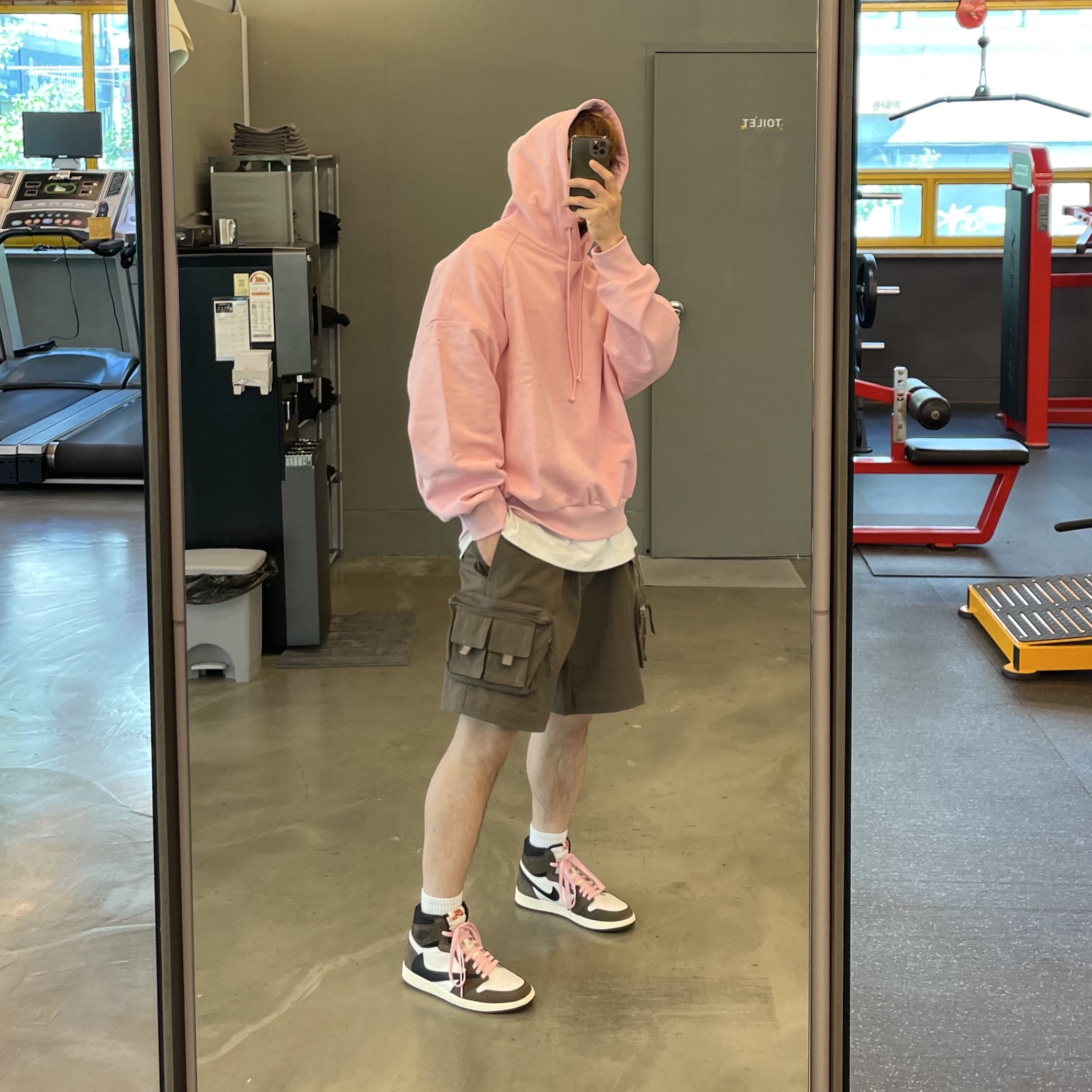 Jordan 1 x Travis Scott Retro High OG SP Mocha, Nike ACG Cargo Shorts Ironstone - Asia 착용 스타일