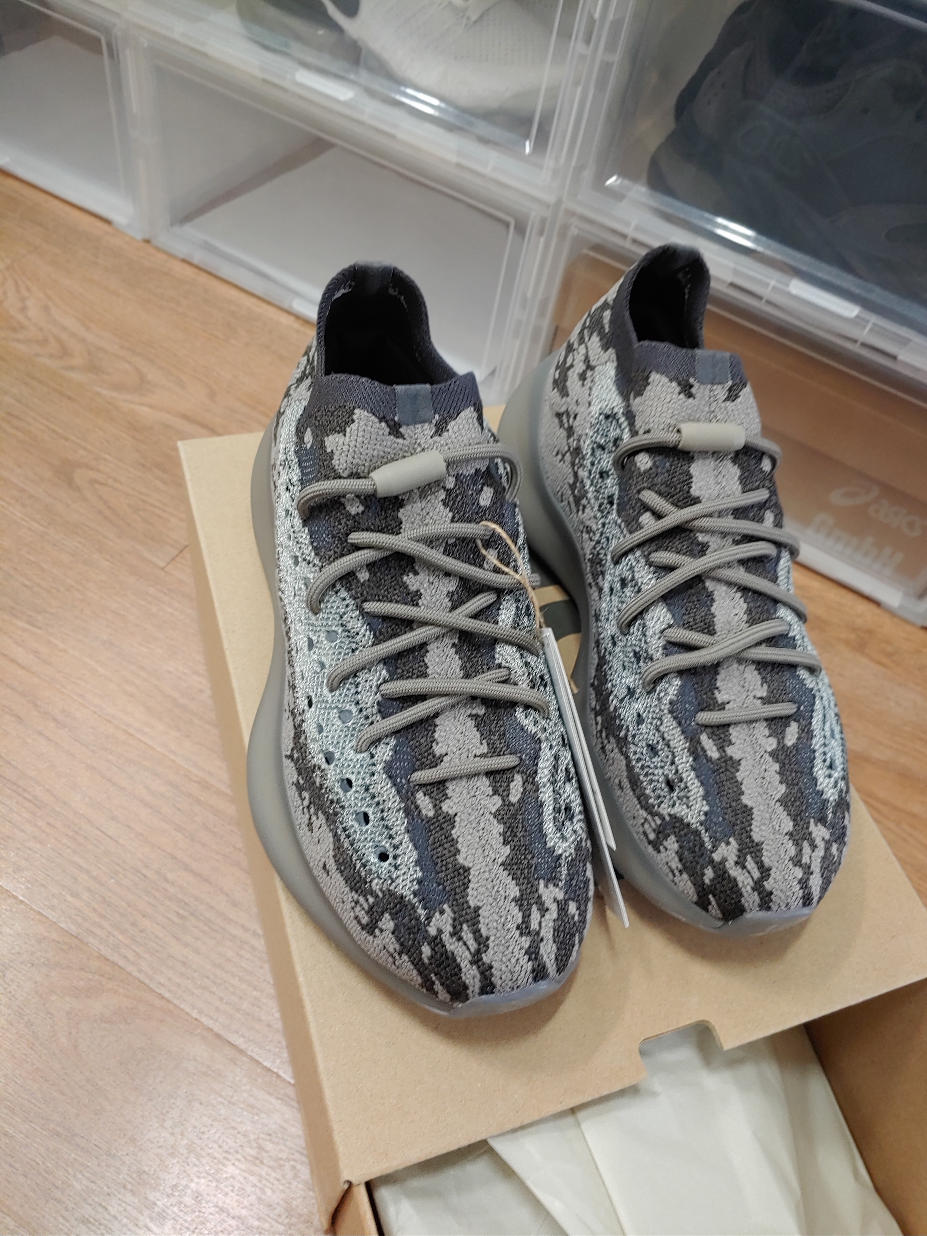 Adidas Yeezy Boost 380 Stone Salt 착용 스타일 - 2