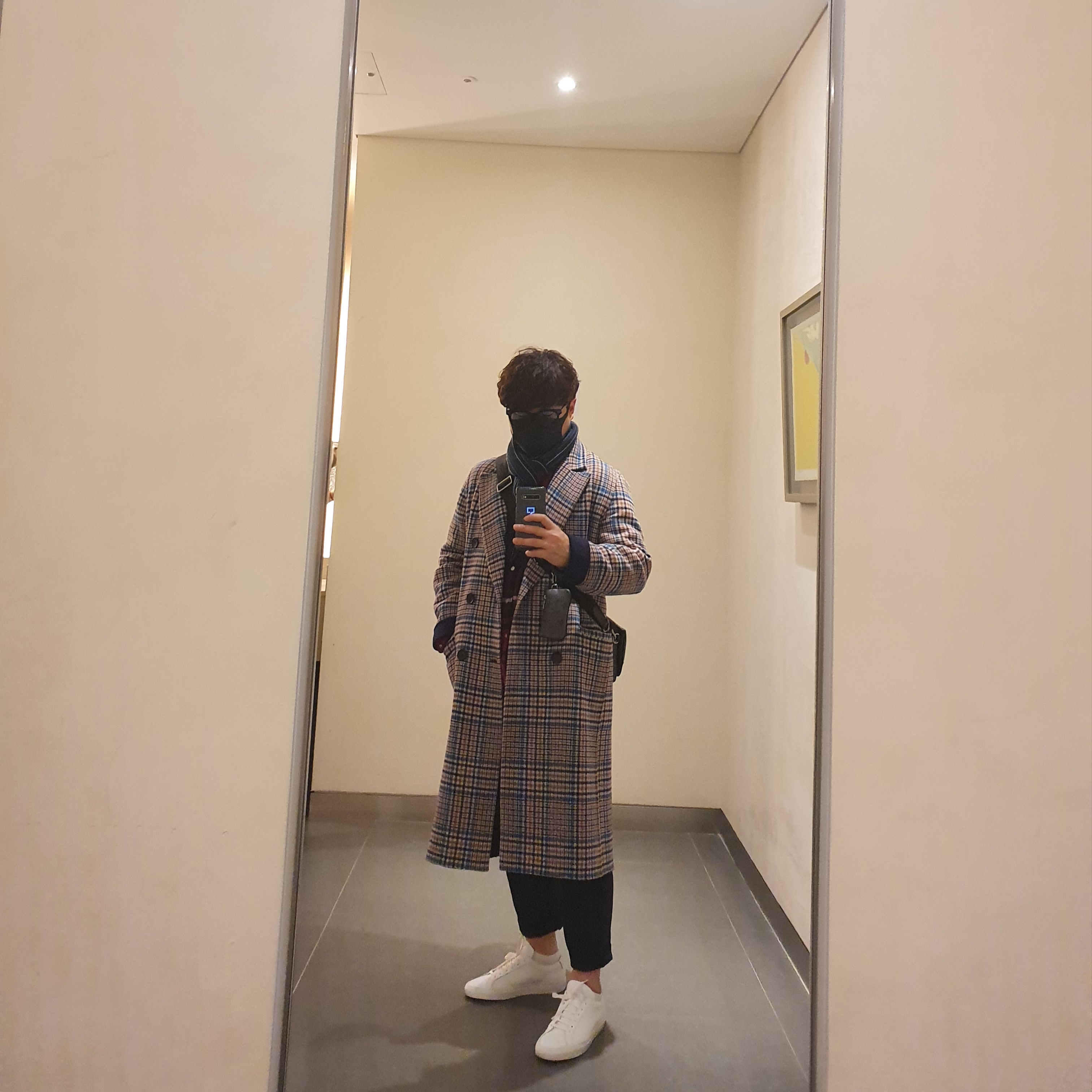 Louis Vuitton Trio Messenger Monogram Eclipse, (W) Common Projects Original Achilles Low White 착용 스타일