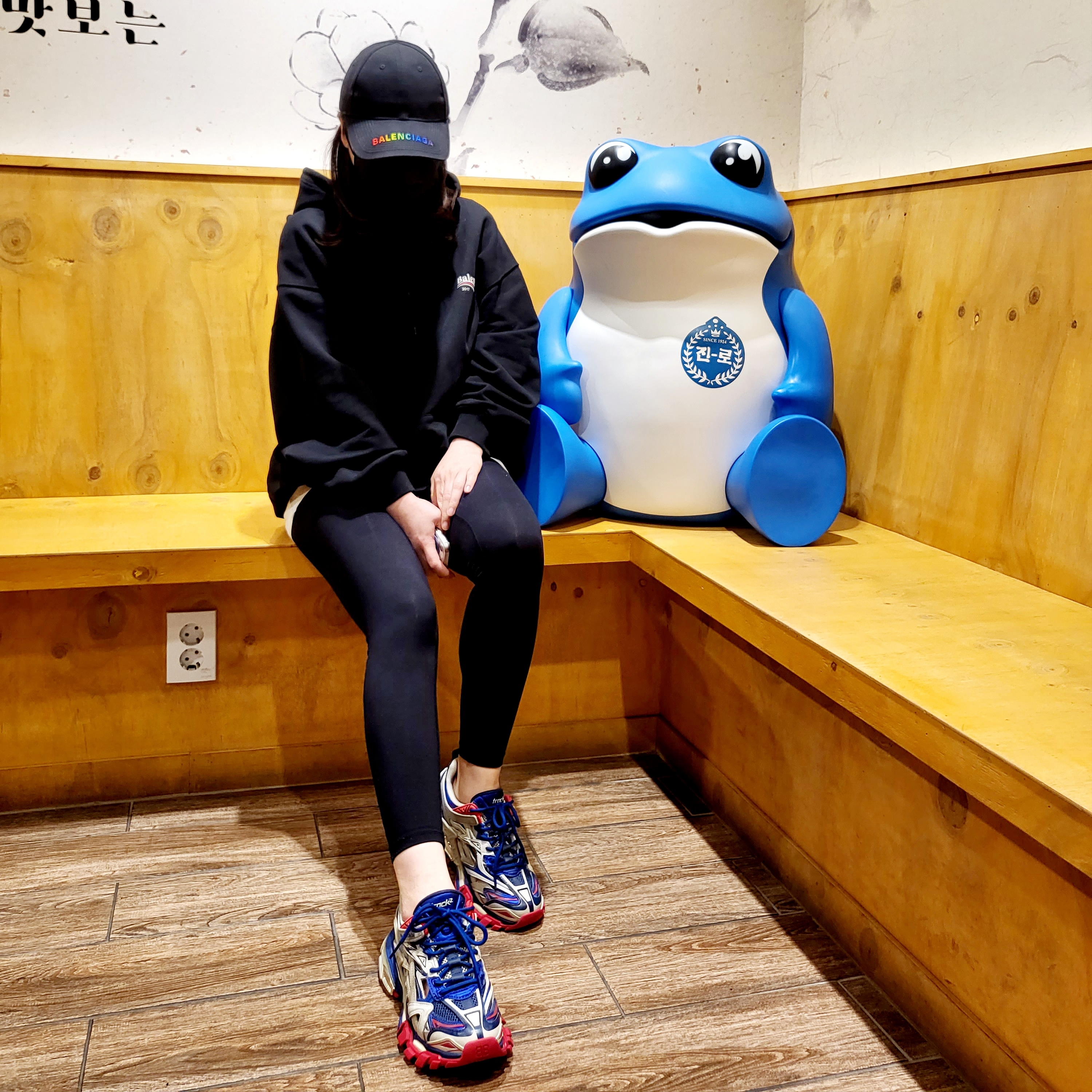 (W) Balenciaga Track.2 Sneakers Blue Red 2019, (W) Balenciaga Political Campaign Hoodie Large Fit Black 착용 스타일 - 2