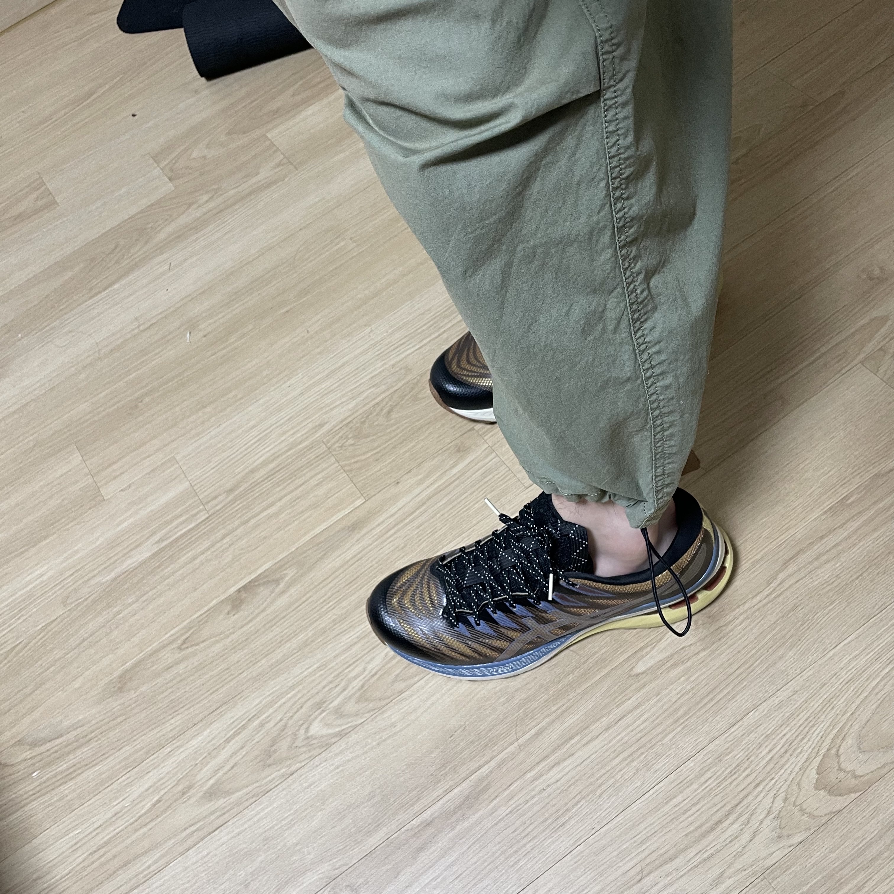 (W) Asics FN3-S Gel-Kayano 28 Anthracite Antique Gold 착용 스타일 - 1