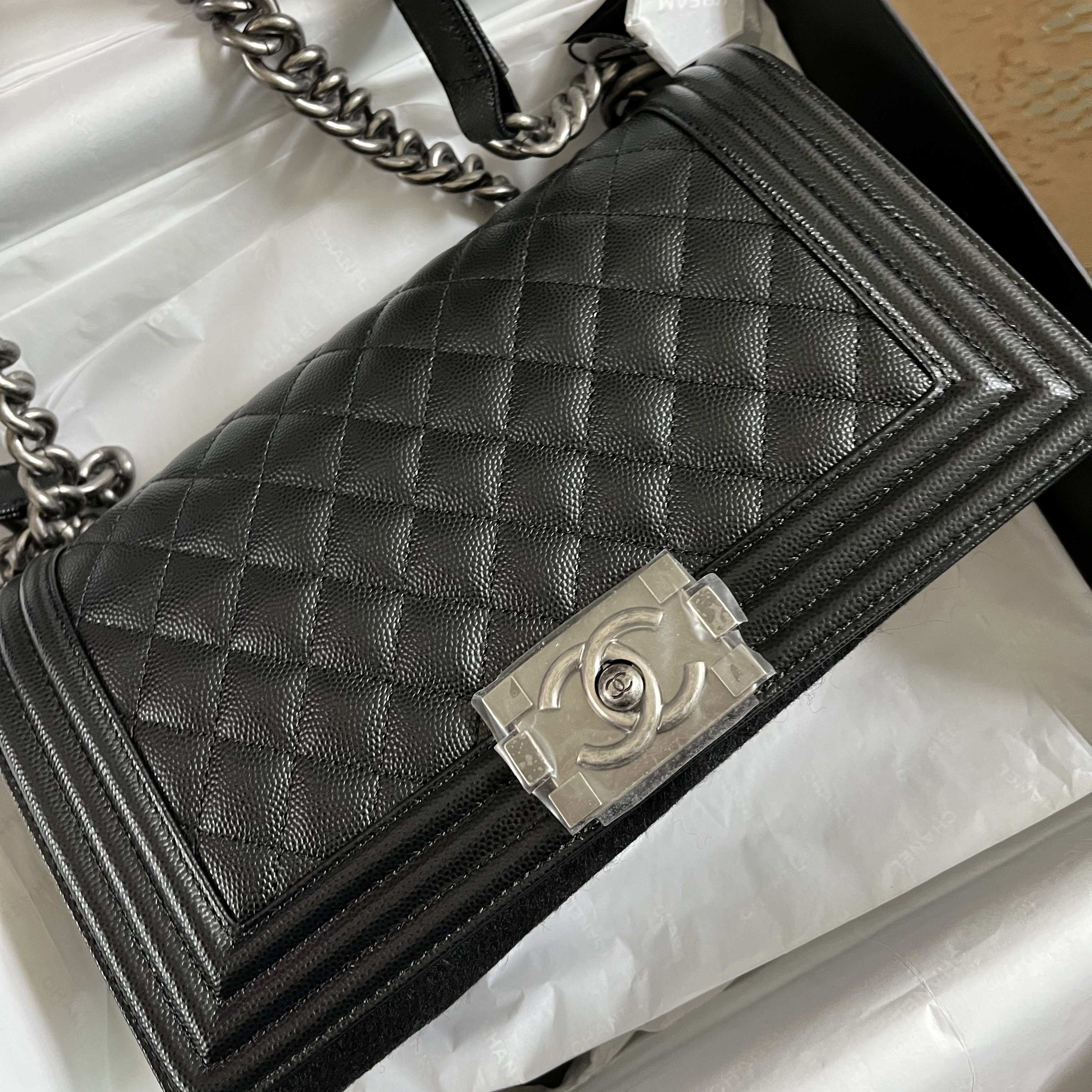 Chanel Medium Boy Chanel Handbag Grained Calfskin & Ruthenium Black 착용 스타일 - 1
