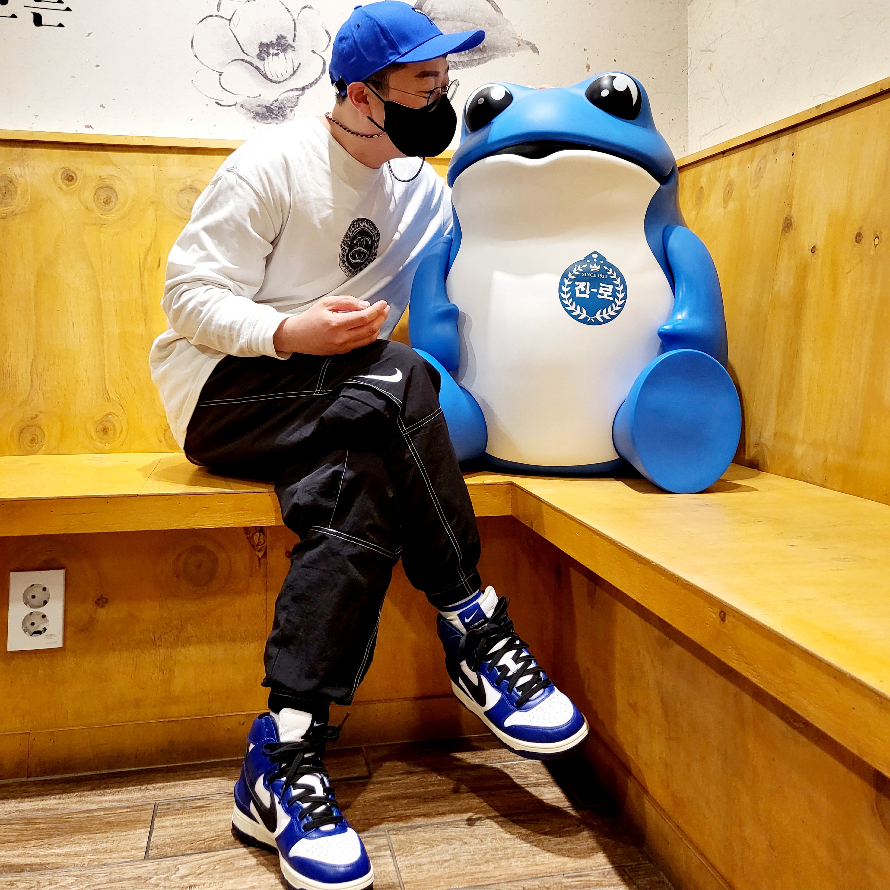 Puma x AMI Low Curve Cap Dazzling Blue, Nike x Stussy Big Swoosh LS T-Shirt White - US/EU 착용 스타일 - 3
