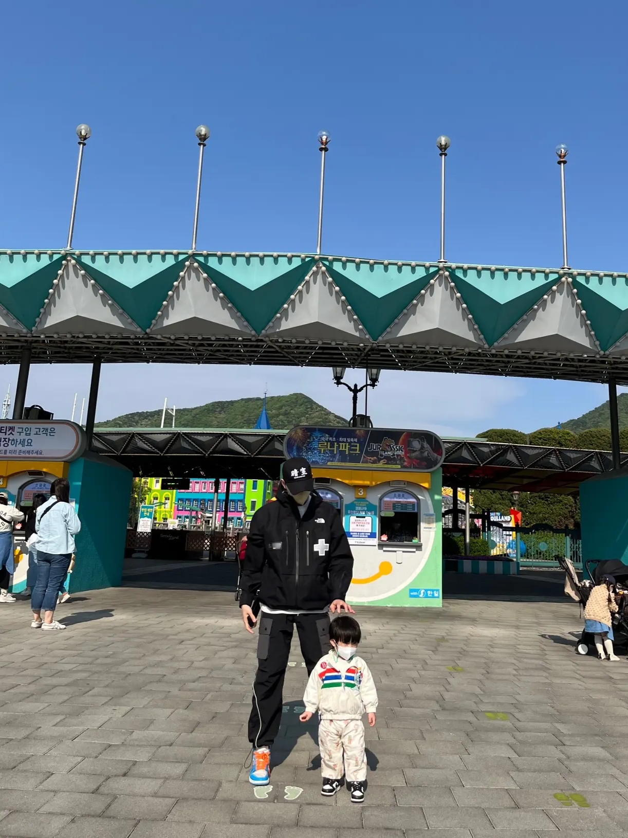 Darkr8m Studio White Logo Cap, Supreme x The North Face Summit Series Rescue Mountain Pro Jacket Black - 22SS 착용 스타일 - 2
