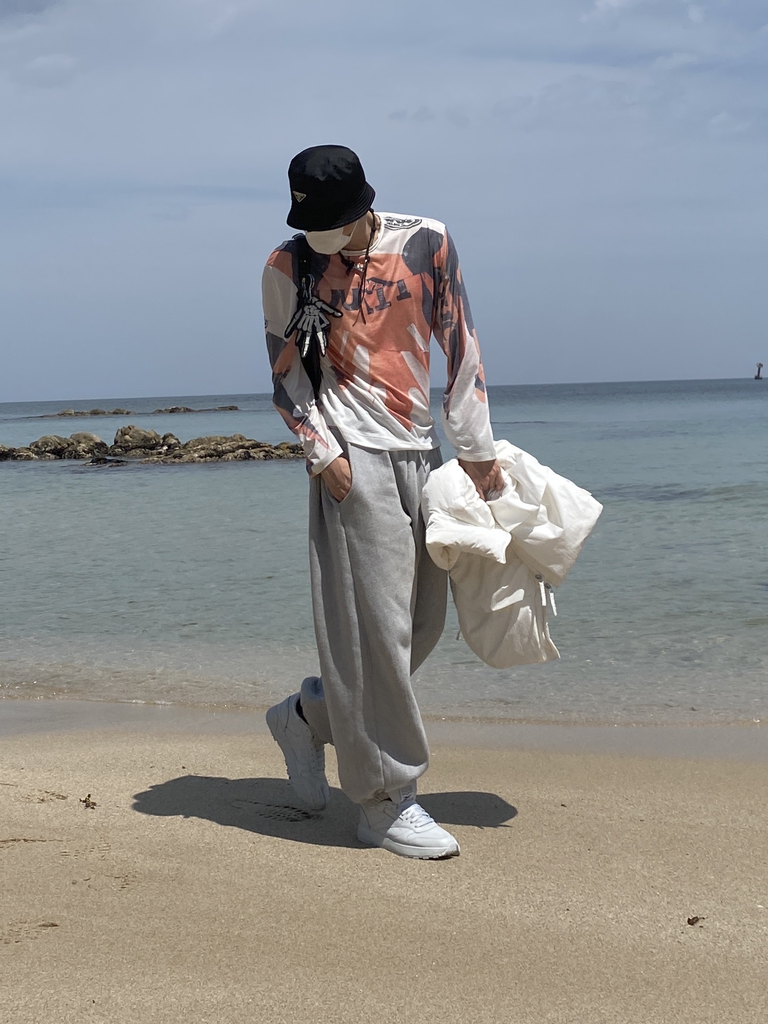 Reebok x Maison Margiela Classic Leather Tabi Shoes Grey, Prada Re-Nylon Bucket Hat Black 착용 스타일 - 2