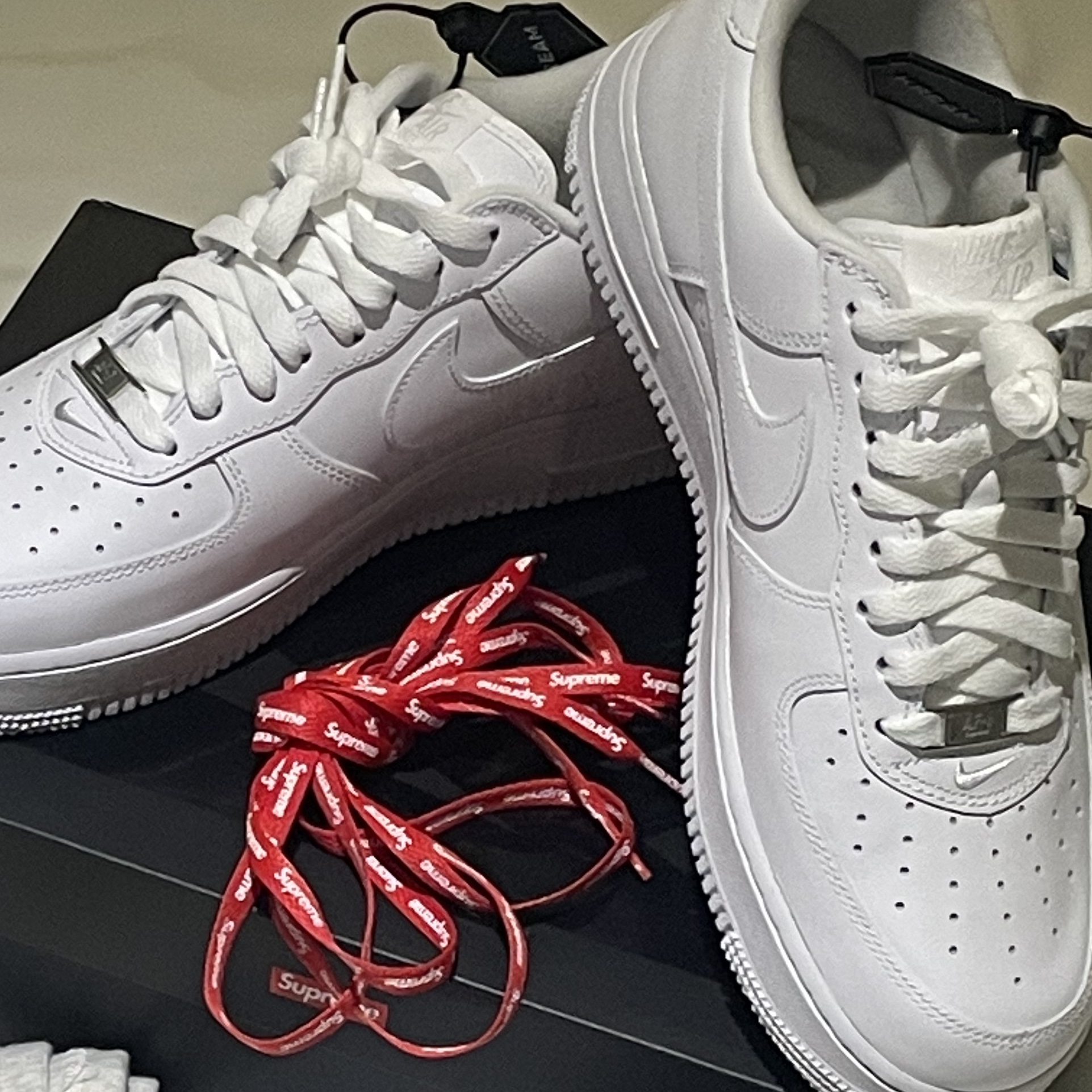 Nike x Supreme Air Force 1 Low White 착용 스타일