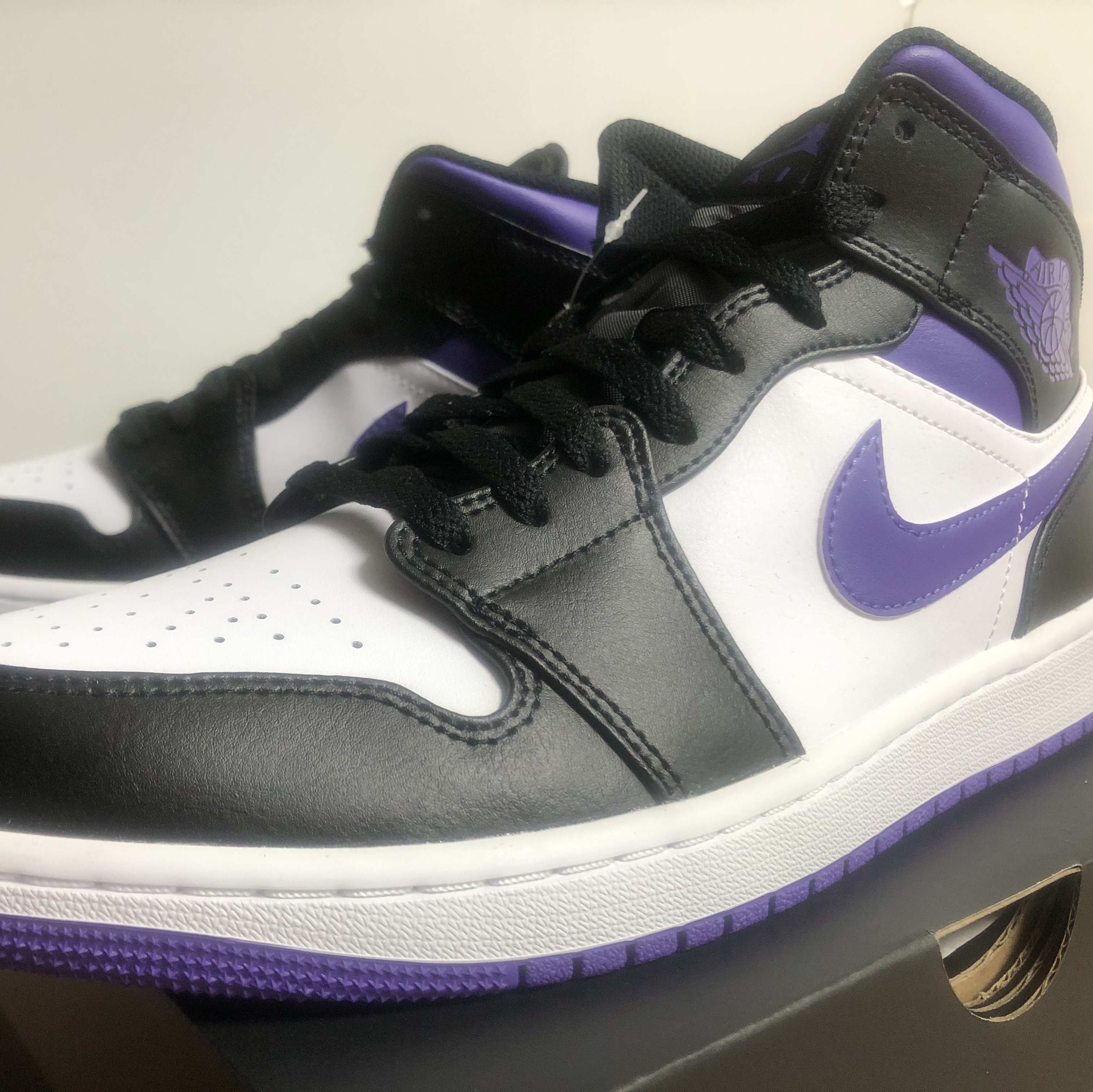 Jordan 1 Mid Black Dark Iris 착용 스타일 - 1