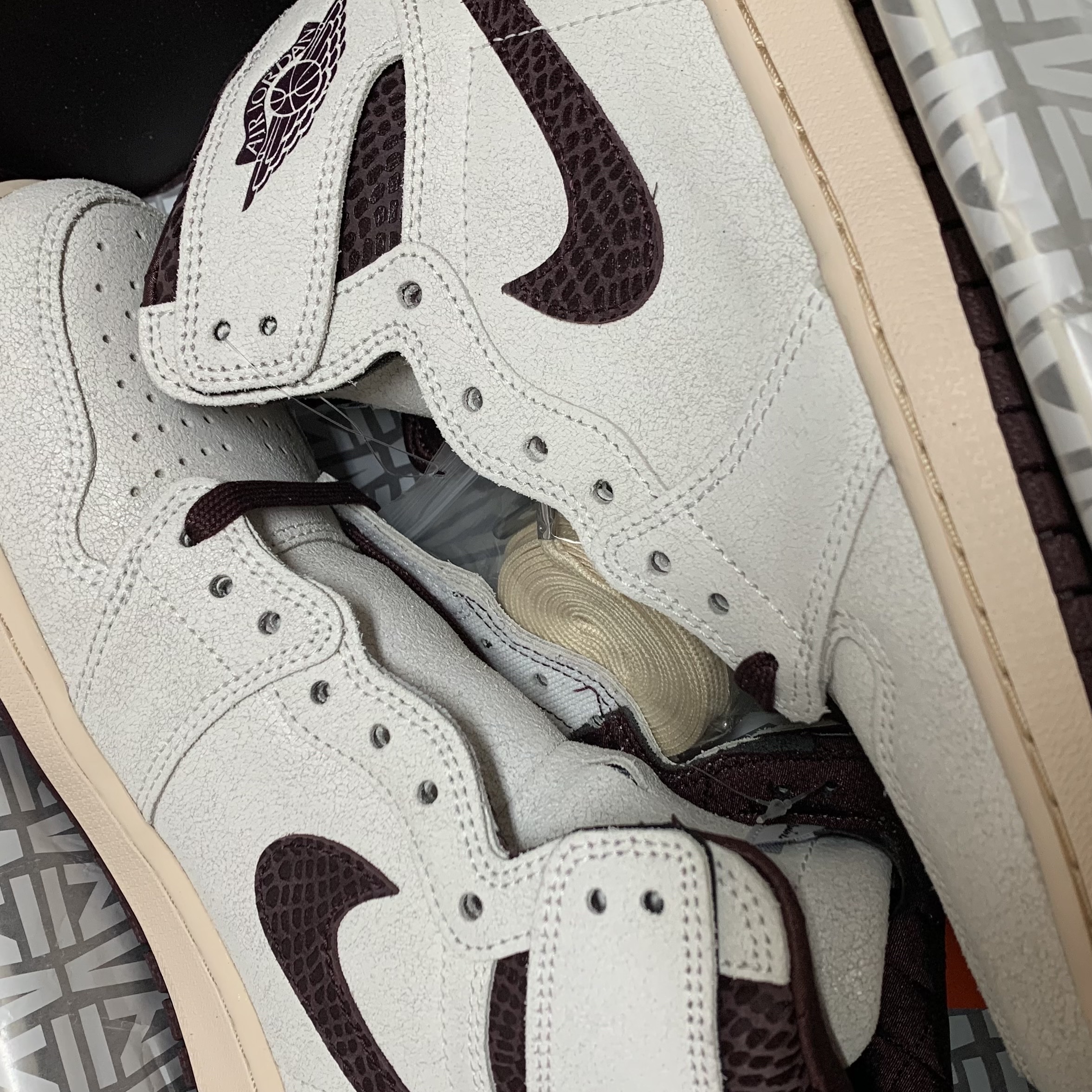 Jordan 1 x A Ma Maniere Retro High OG SP Sail and Burgundy 착용 스타일 - 1