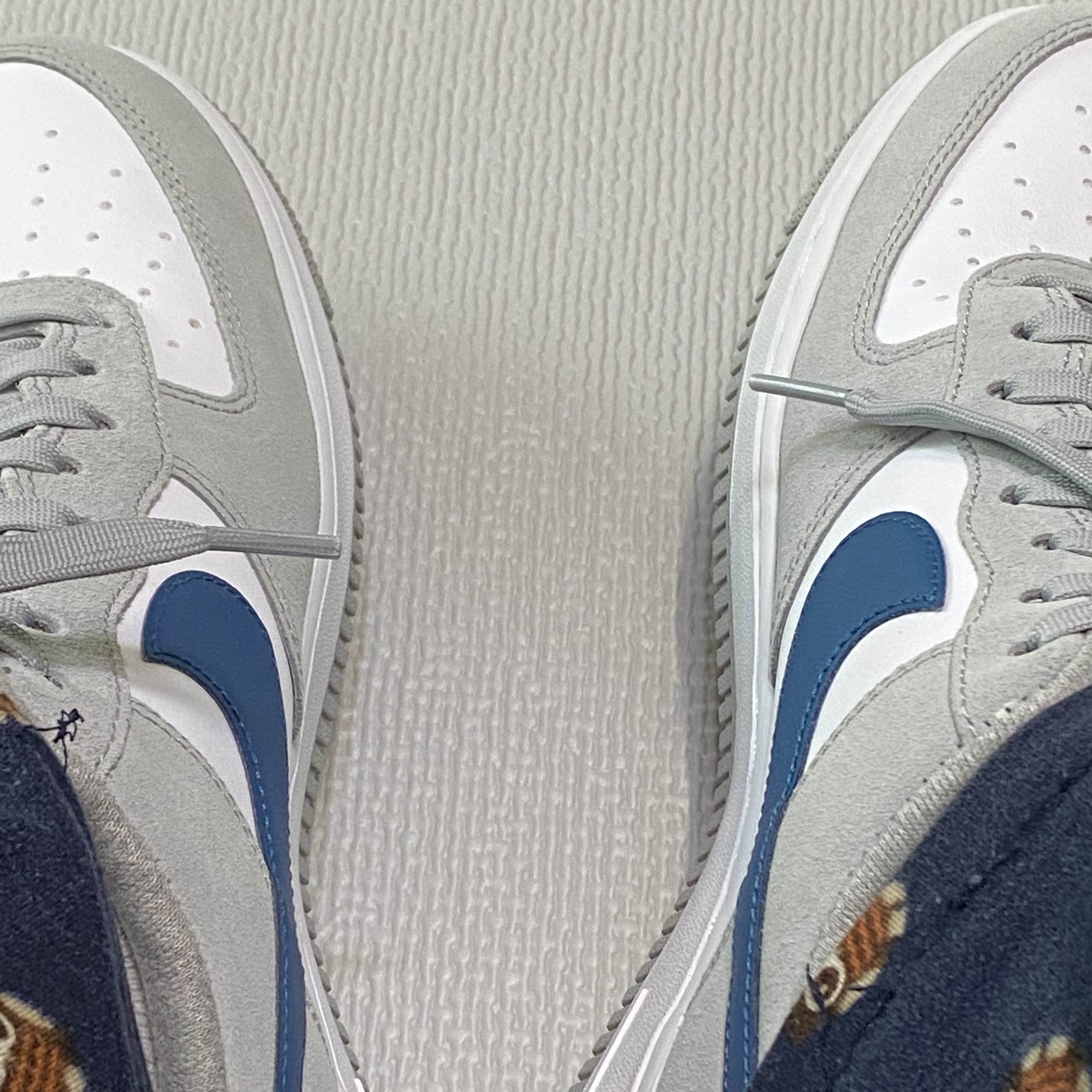 Nike Air Force 1 '07 LV8 Athletic Club Light Smoke Grey Marina 착용 스타일