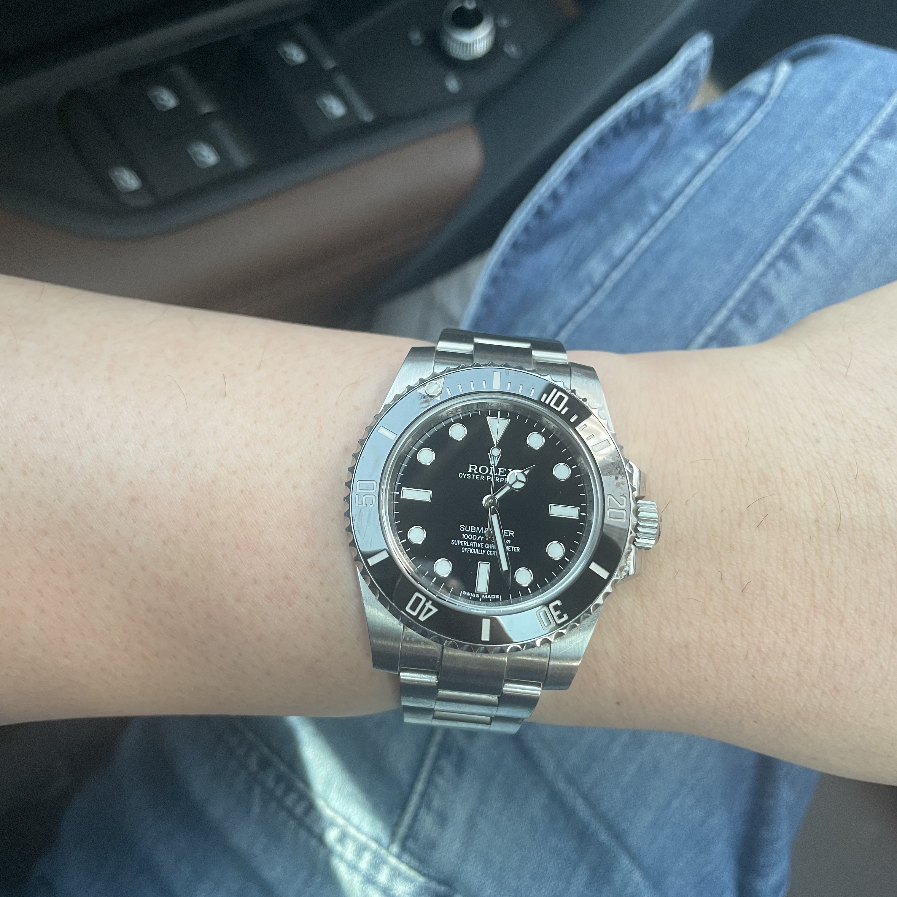 Rolex Submariner 40mm 114060 Black Oyster 착용 스타일