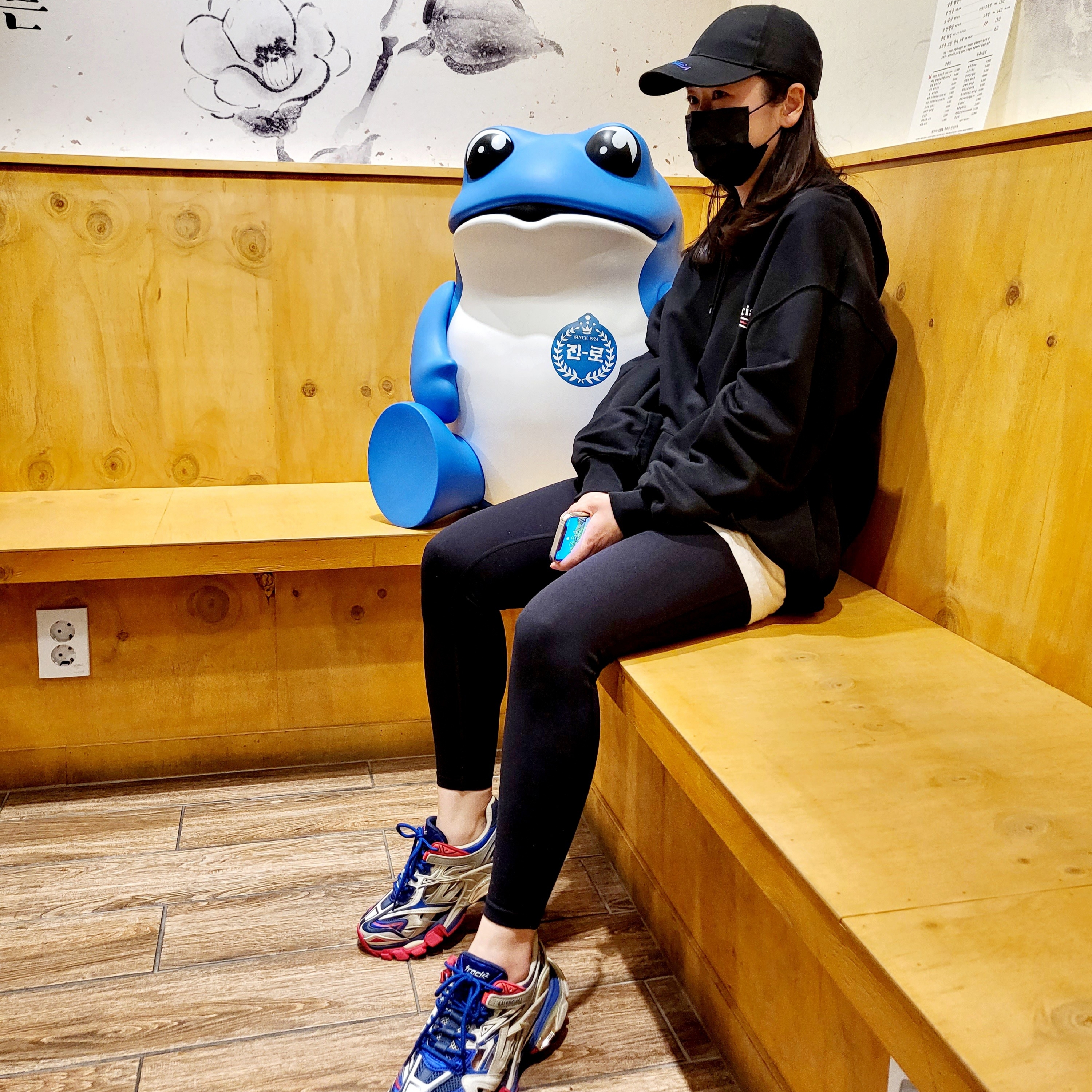 (W) Balenciaga Track.2 Sneakers Blue Red 2019, (W) Balenciaga Political Campaign Hoodie Large Fit Black 착용 스타일 - 3