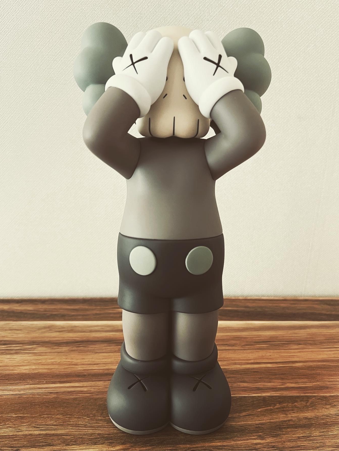 Kaws Holiday UK Vinyl Figure Brown 착용 스타일 - 1
