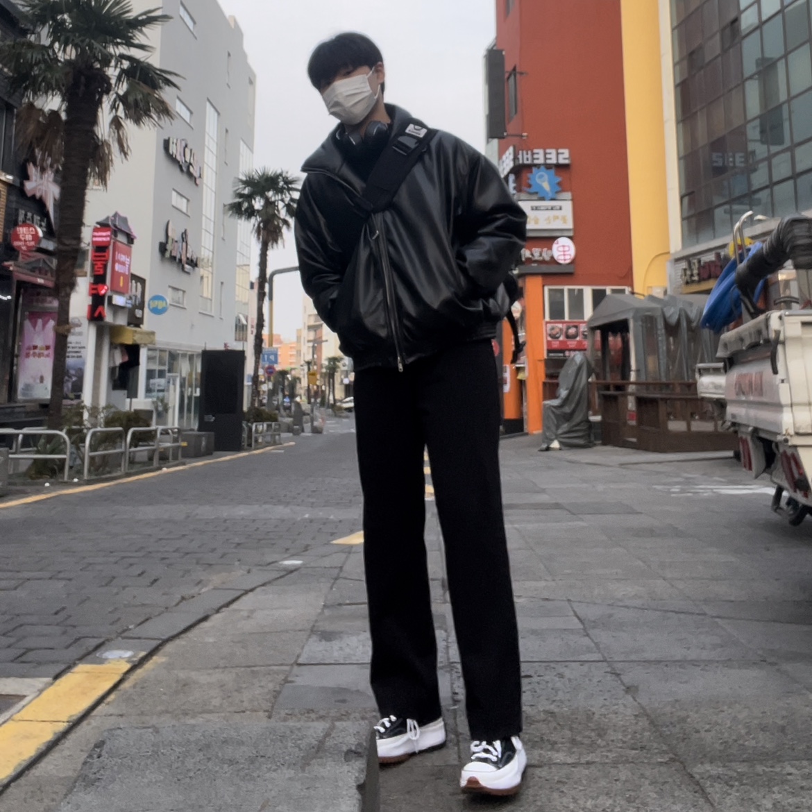 Converse Run Star Hike Hi Black White Gum 착용 스타일