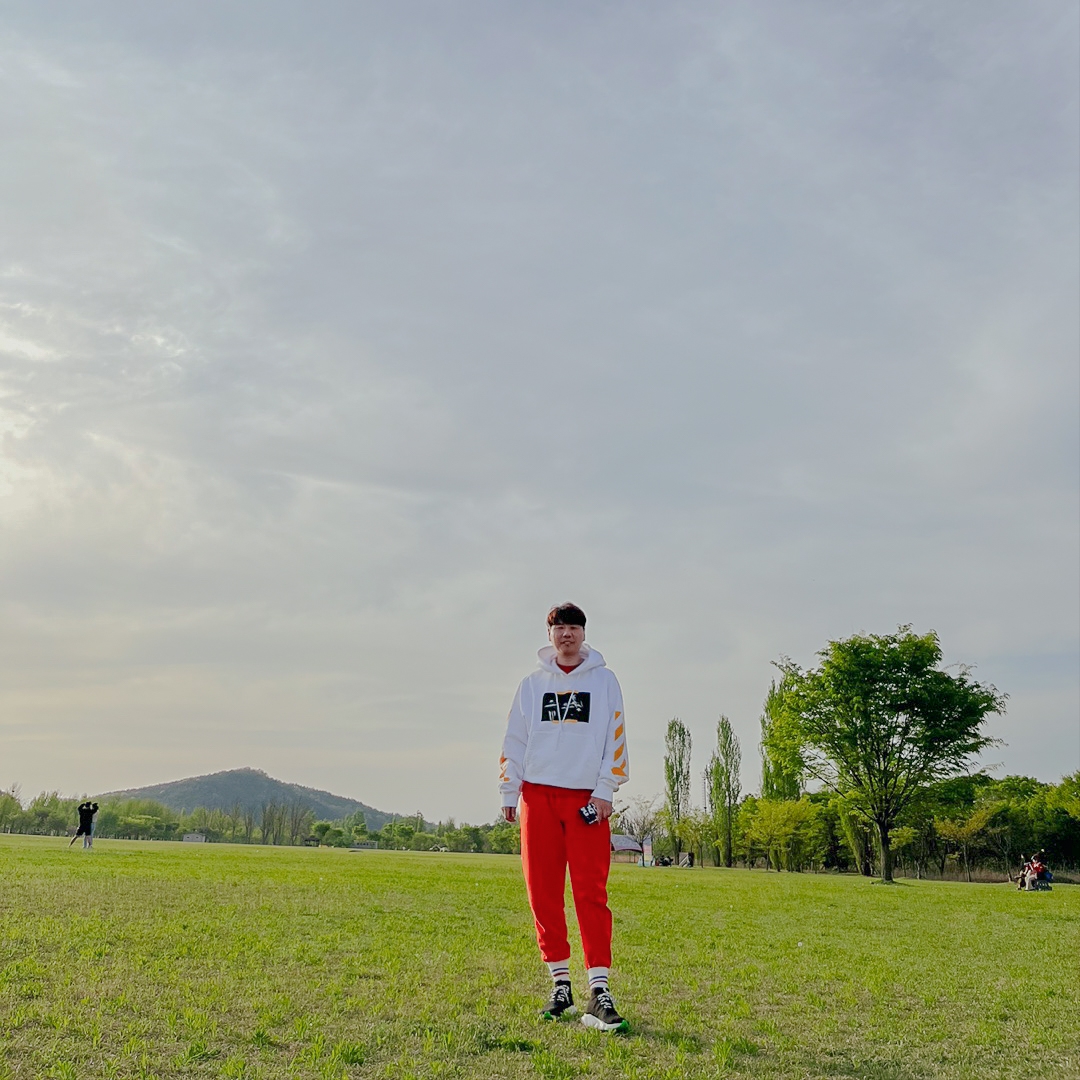 Off-White Arrow Motif Hoodie White, (W) Balenciaga Speed Lace Up Trainer Black White 착용 스타일 - 2