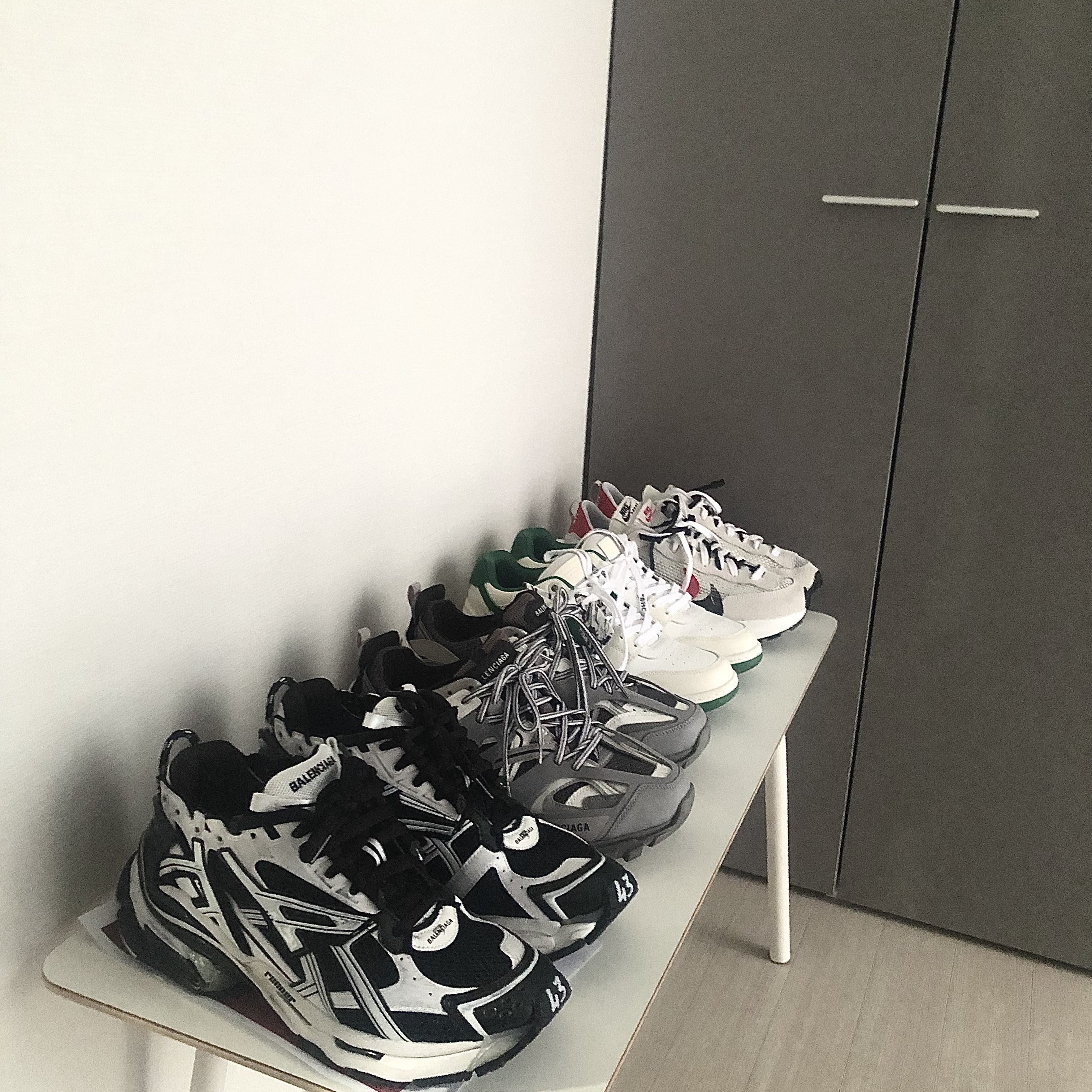 Balenciaga Runner Sneakers Black White, Balenciaga Track Sneakers Grey White 2019 착용 스타일