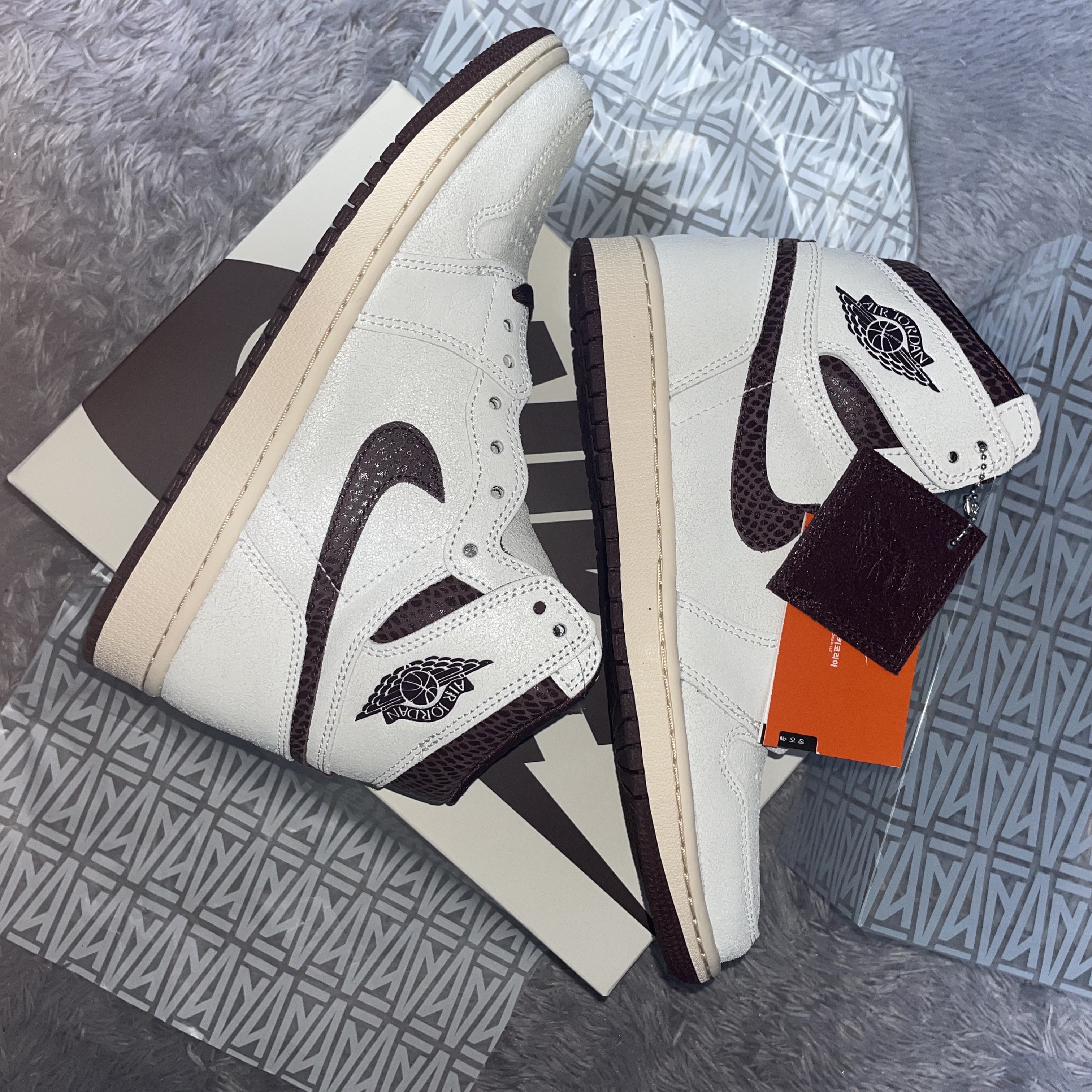 Jordan 1 x A Ma Maniere Retro High OG SP Sail and Burgundy 착용 스타일