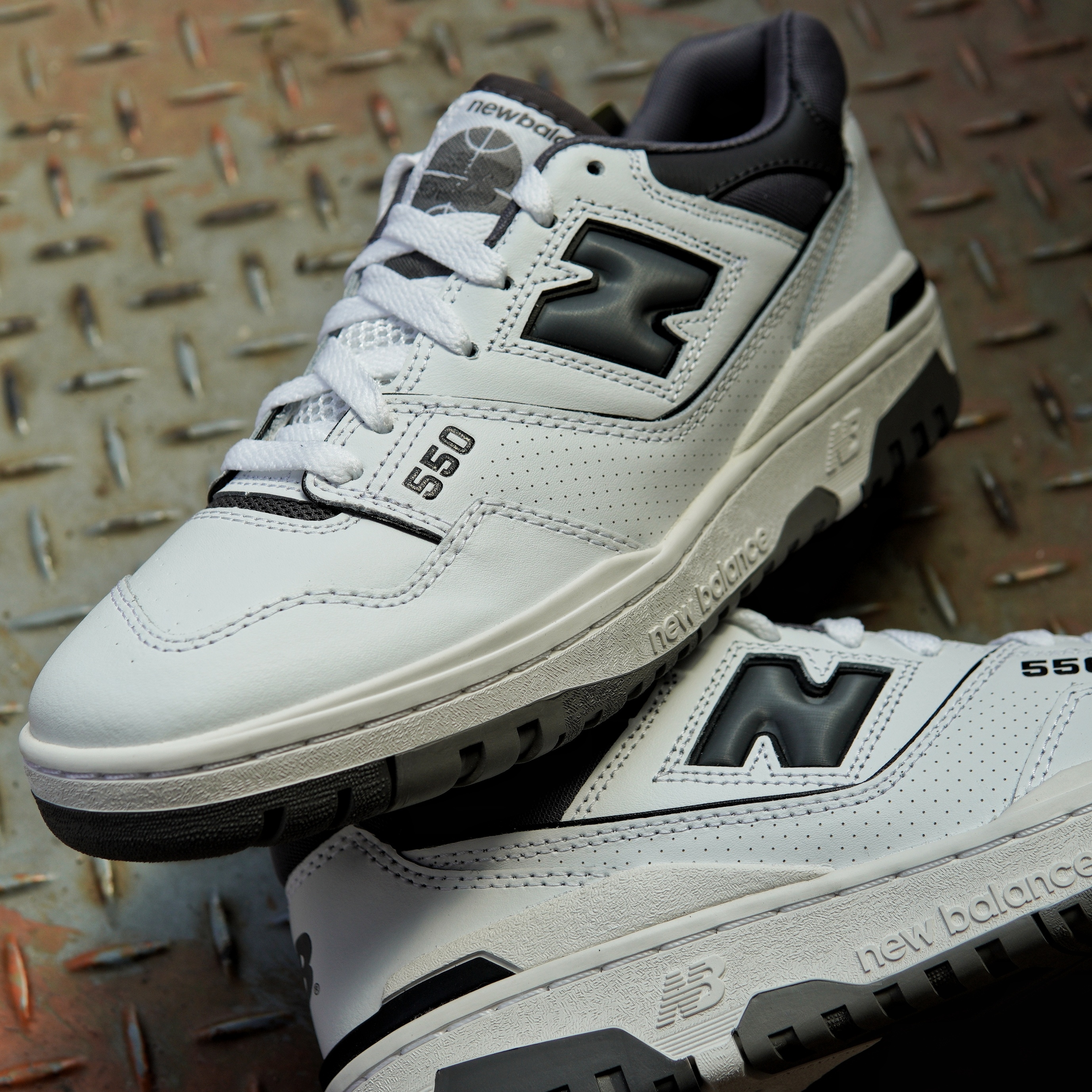 New Balance 550 White Grey Dark Grey - 2E Wide 착용 스타일 - 1