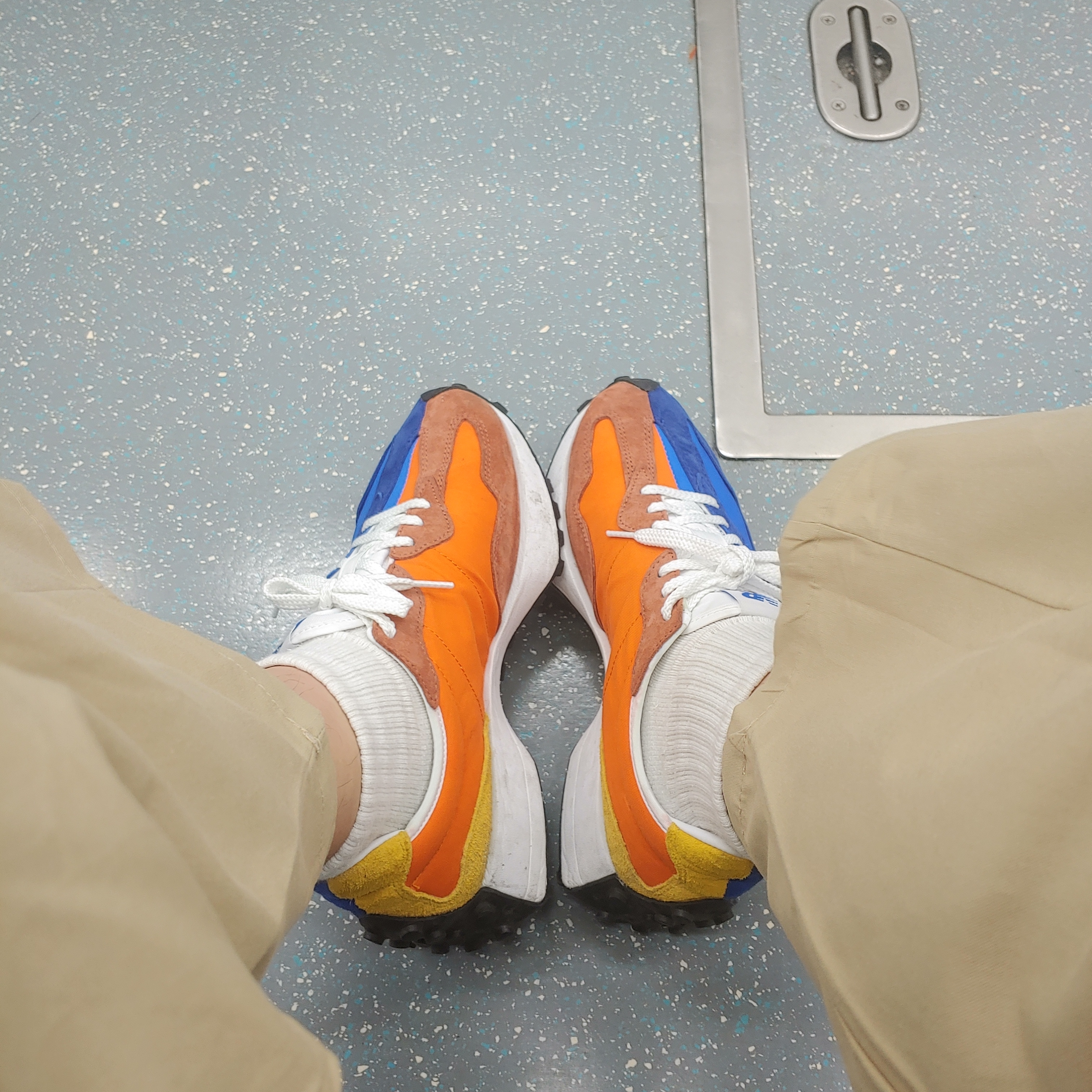 New Balance 327 Blue Orange 착용 스타일