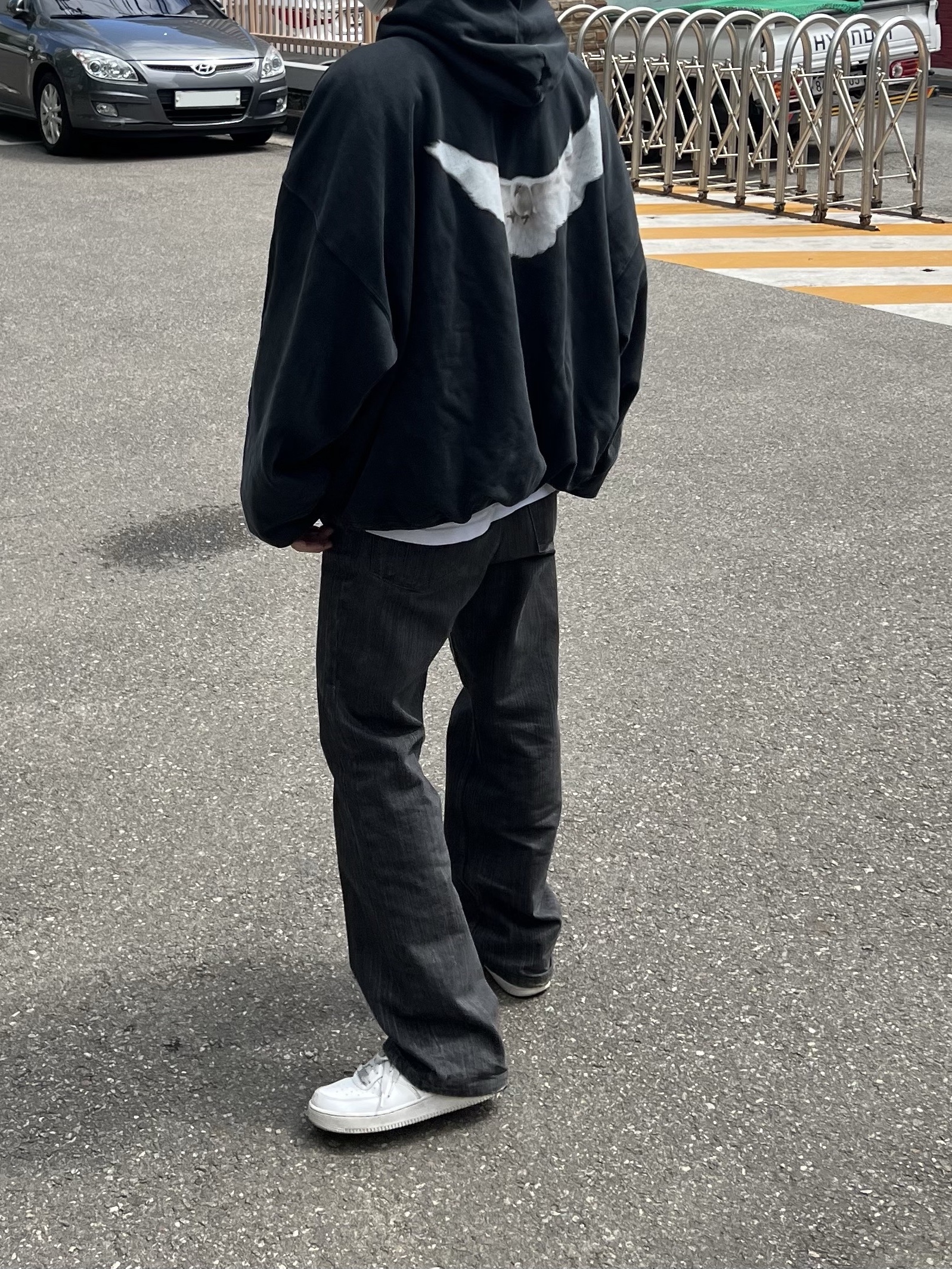 Yeezy Gap Engineered By Balenciaga Dove Hoodie Washed Black 착용 스타일
