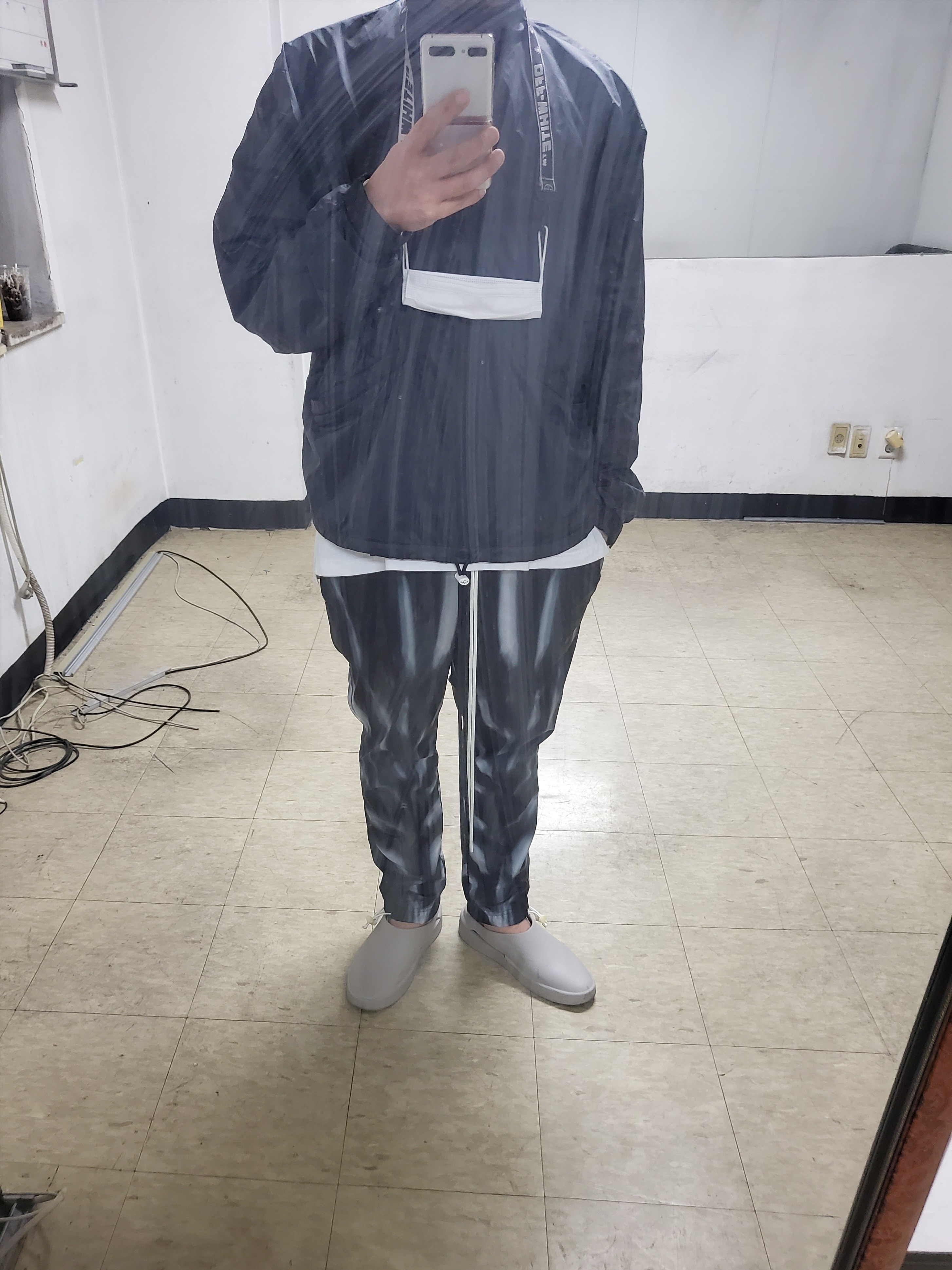Nike x Fear of God NRG Ti LS Half Zip Jacket Black, Nike x Fear of God AOP Pants Black 착용 스타일
