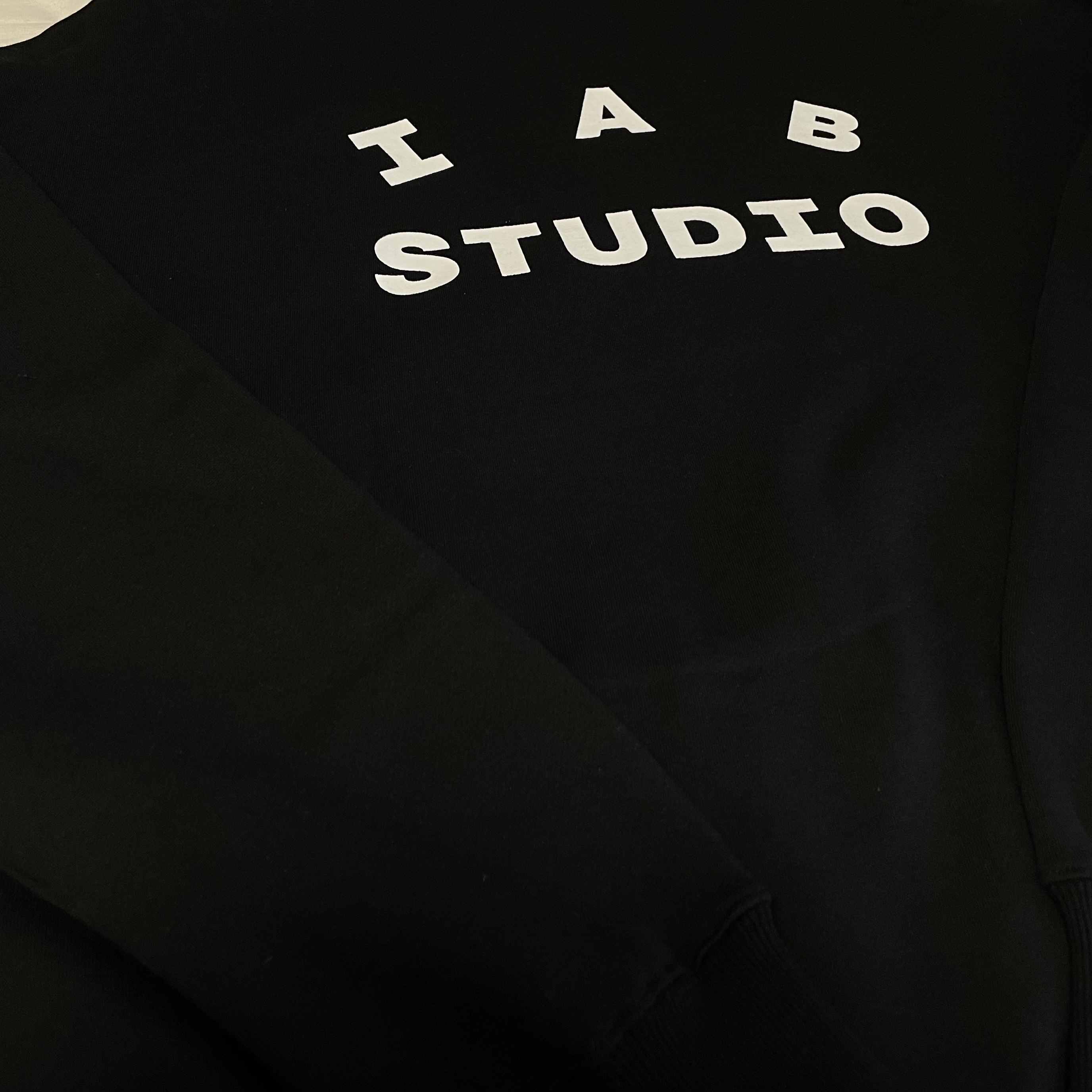 IAB Studio Hoodie Black White 착용 스타일
