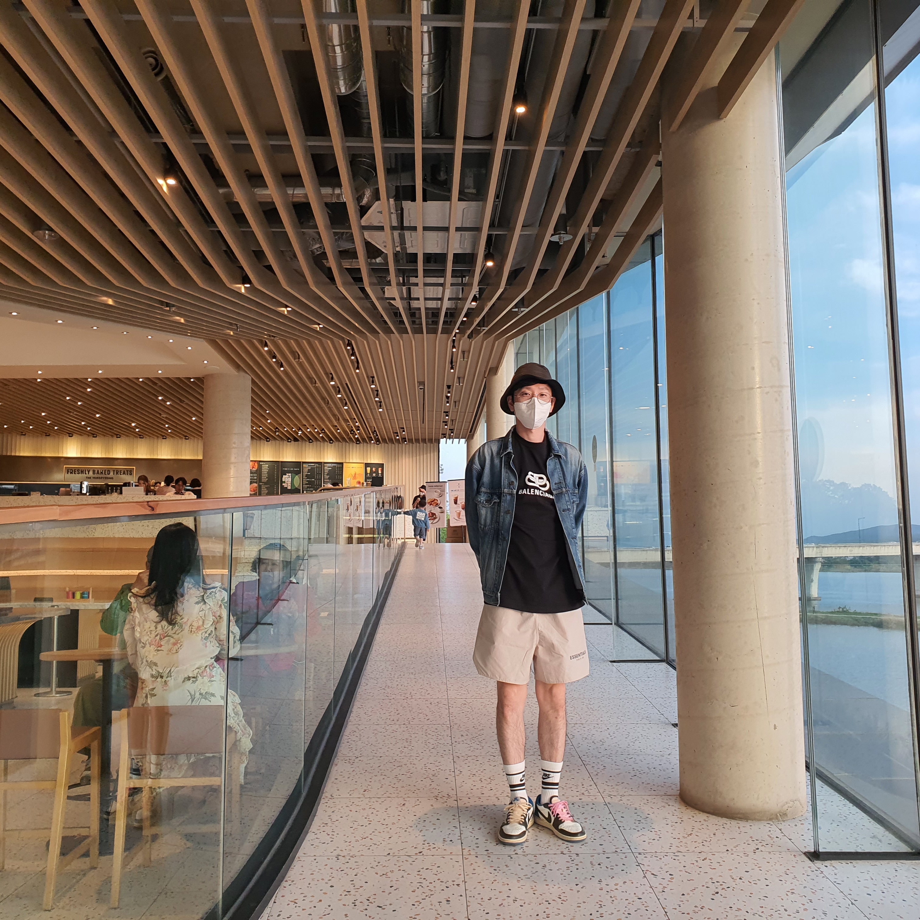 Jordan 1 x Travis Scott x Fragment Retro Low OG SP Military Blue, Essentials Volley Shorts Oat - Nordstrom Exclusive 착용 스타일 - 3