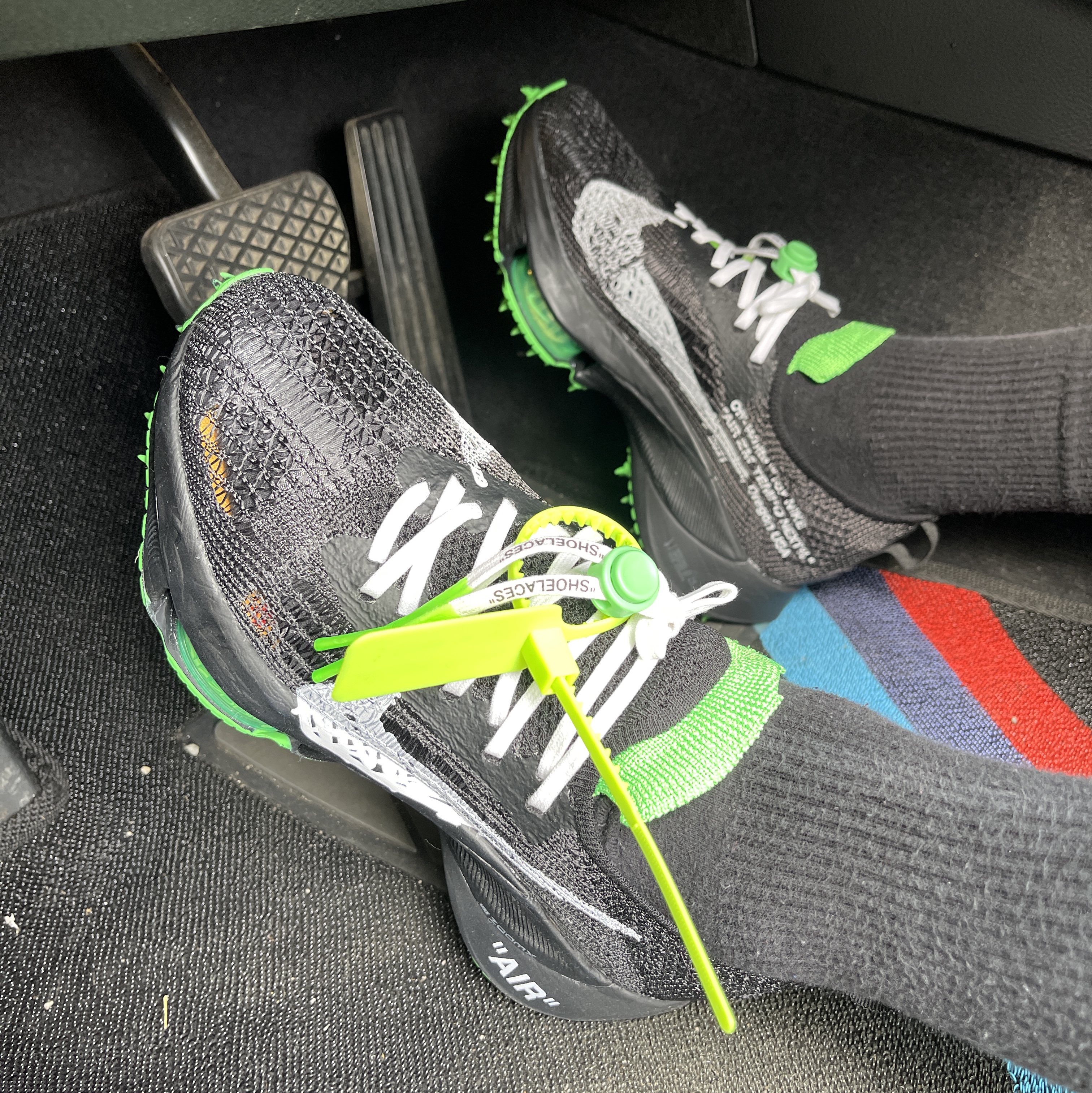 Nike x Off-White Air Zoom Tempo Next% Black 착용 스타일 - 1