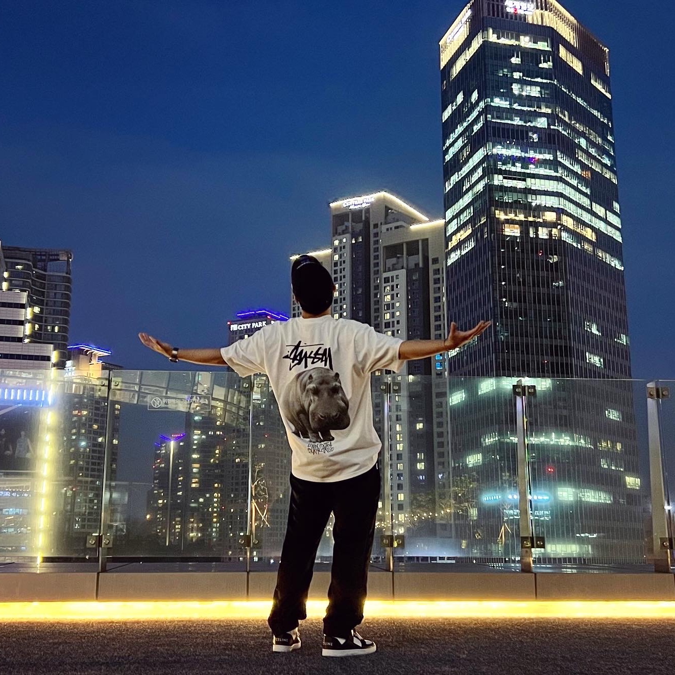 Stussy Livin' Large T-Shirt White 착용 스타일