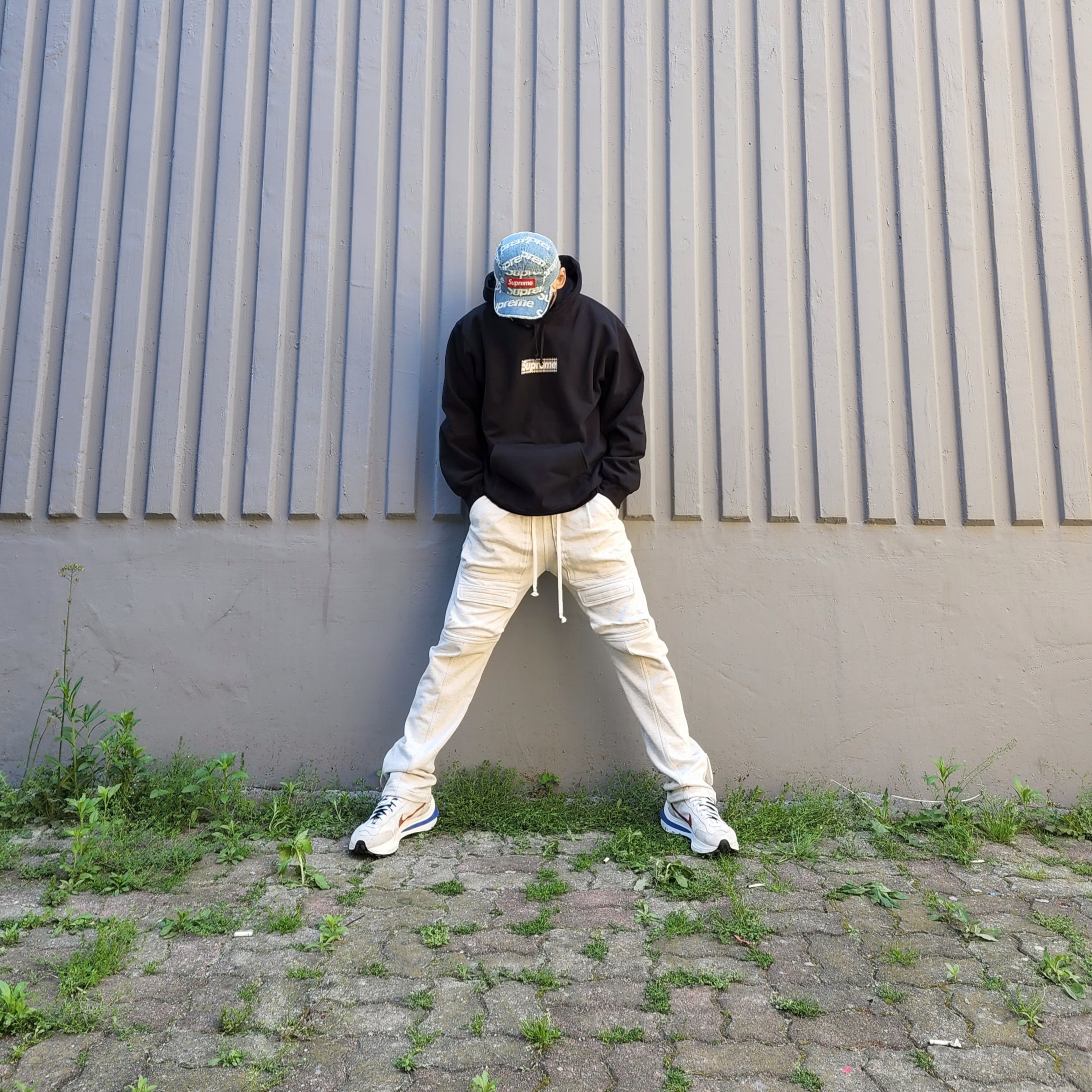 Supreme Frayed Logos Denim Camp Cap Blue - 21SS, Supreme x Burberry Box Logo Hooded Sweatshirt Black - 22SS 착용 스타일