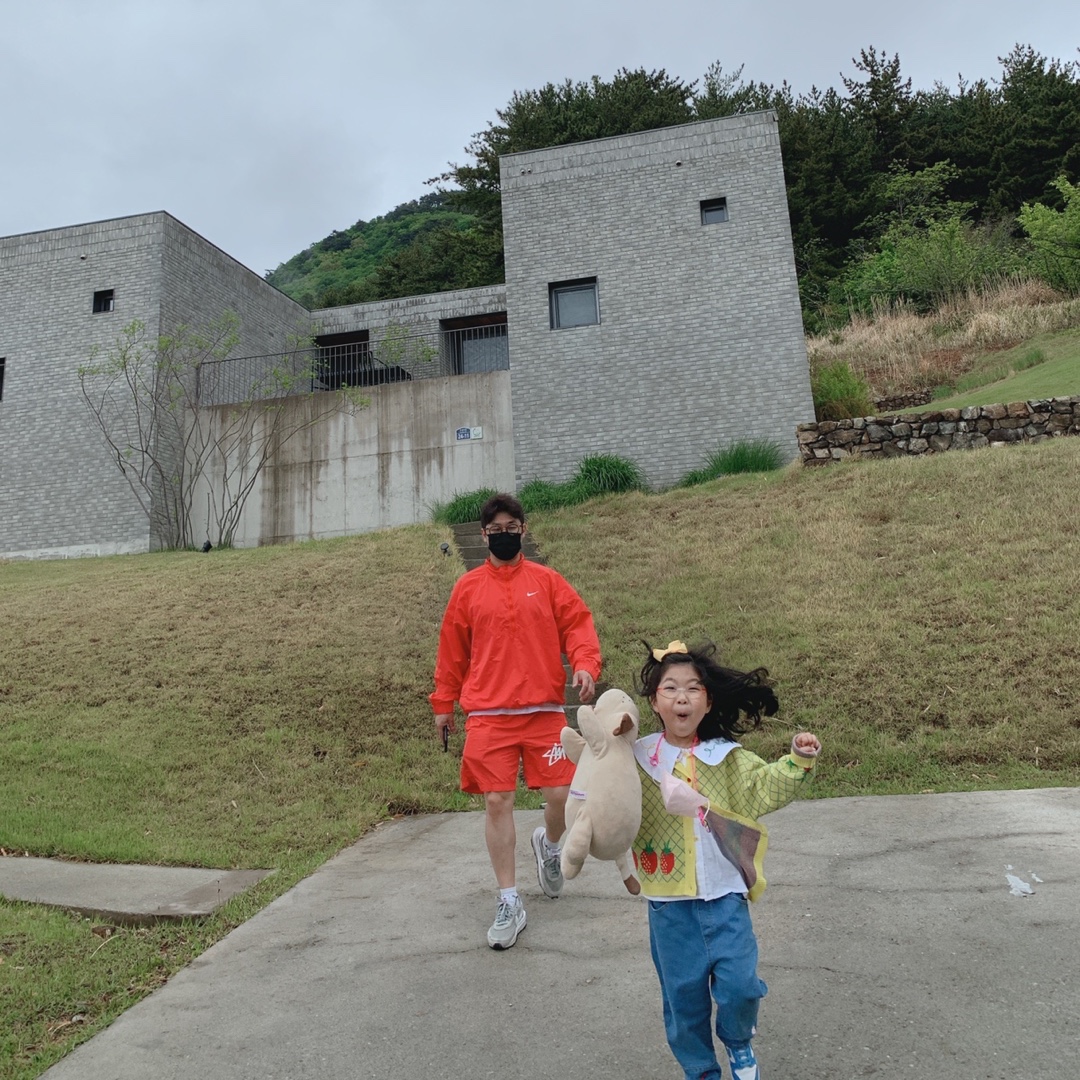 Nike x Stussy Windrunner Jacket Habanero Red, Nike x Stussy Water Shorts Habanero Red 착용 스타일