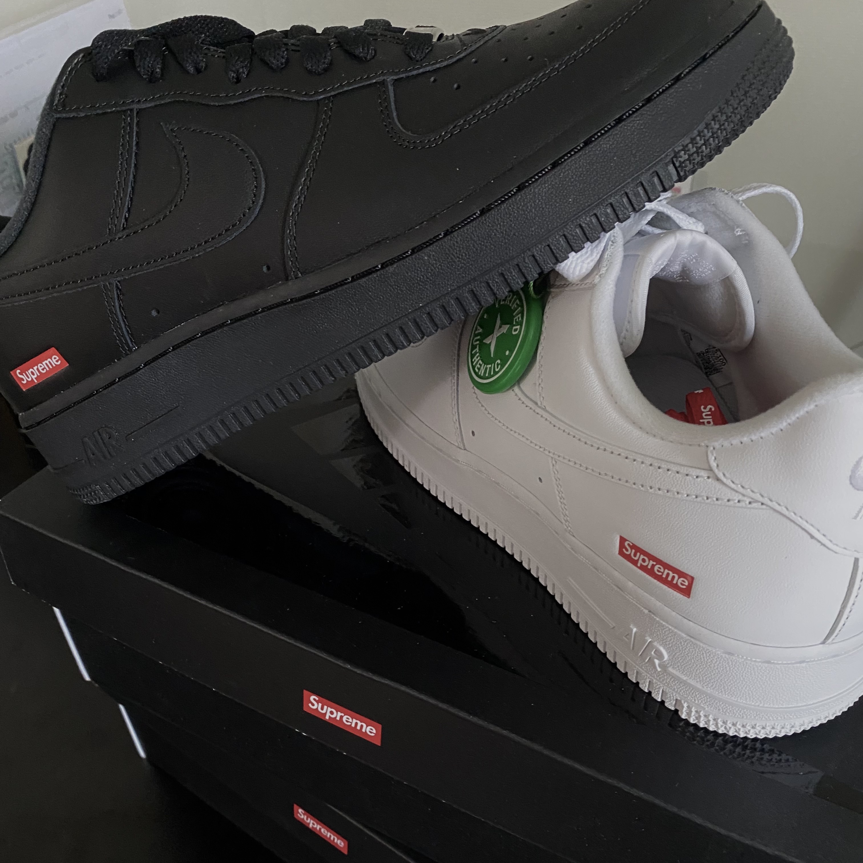 Nike x Supreme Air Force 1 Low White, Nike x Supreme Air Force 1 Low Black 착용 스타일 - 1