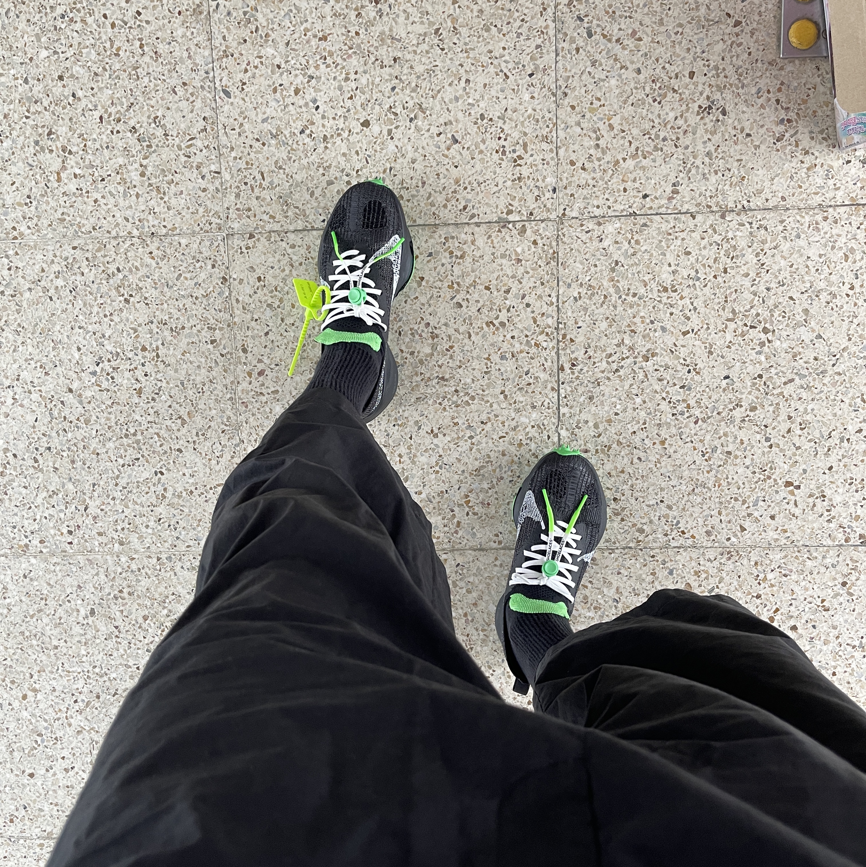 Nike x Off-White Air Zoom Tempo Next% Black 착용 스타일 - 2