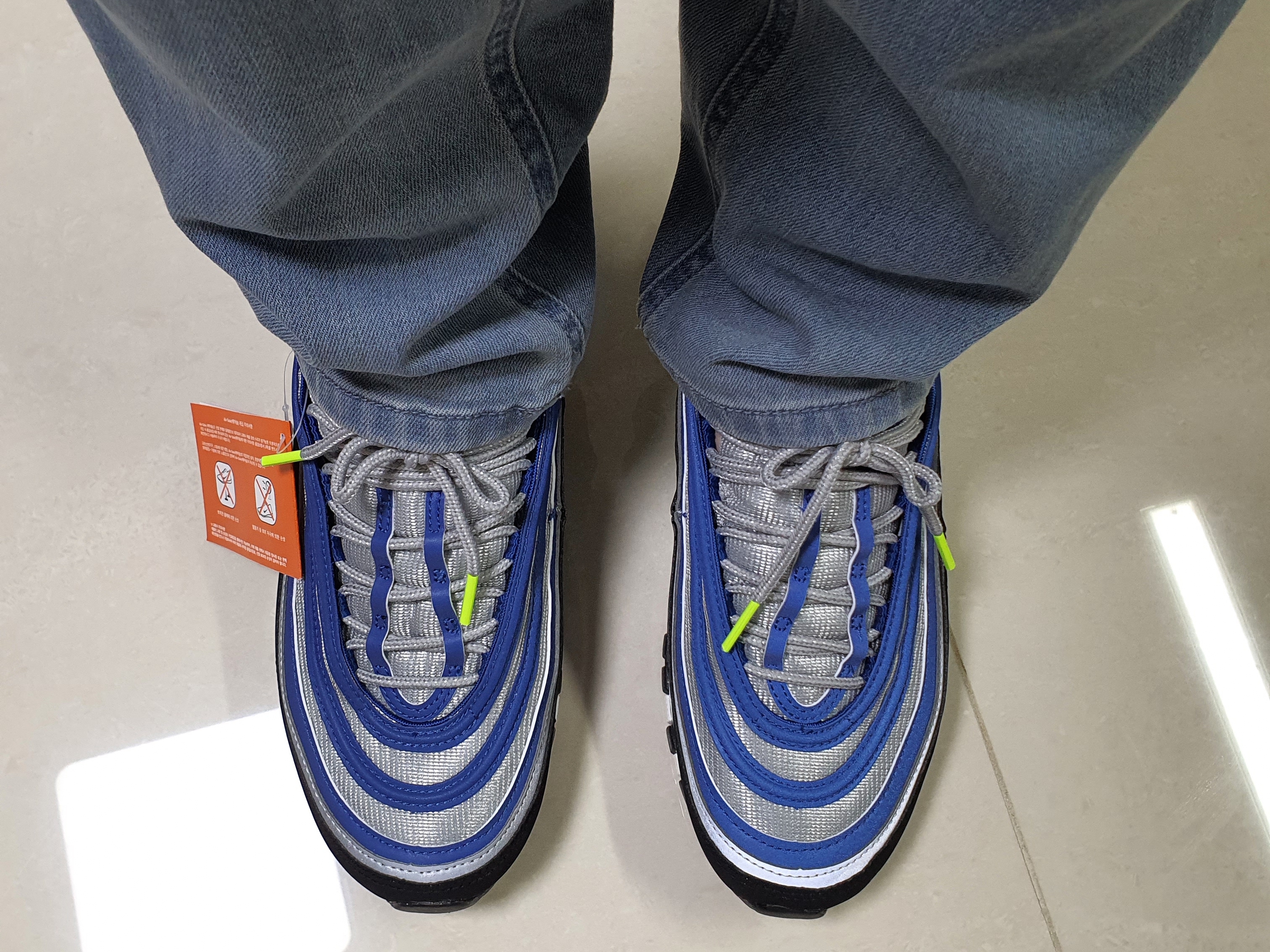 Nike Air Max 97 OG Atlantic Blue and Voltage Yellow 착용 스타일 - 2