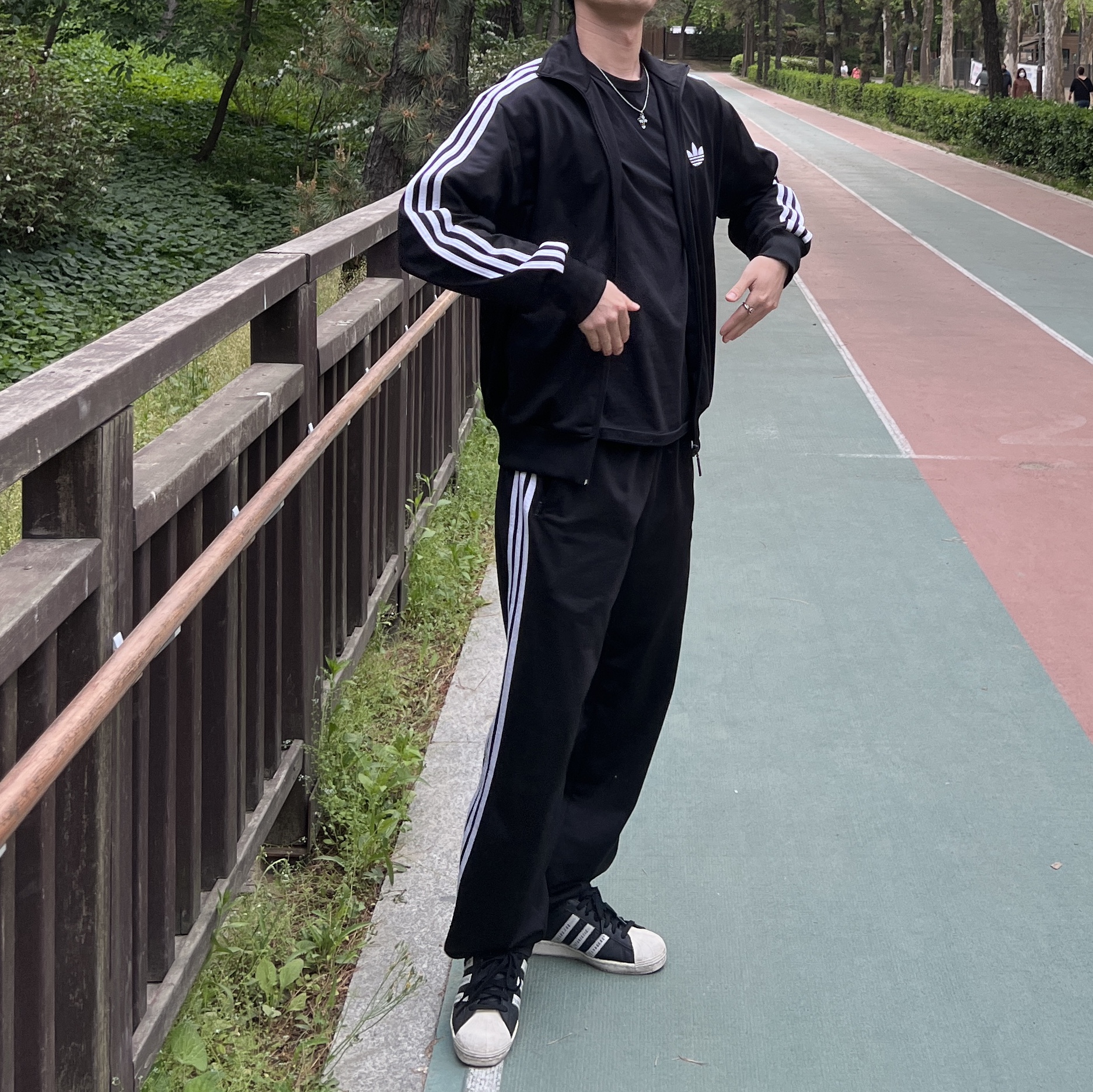 Adidas x Human Made Superstar Black White 착용 스타일 - 2
