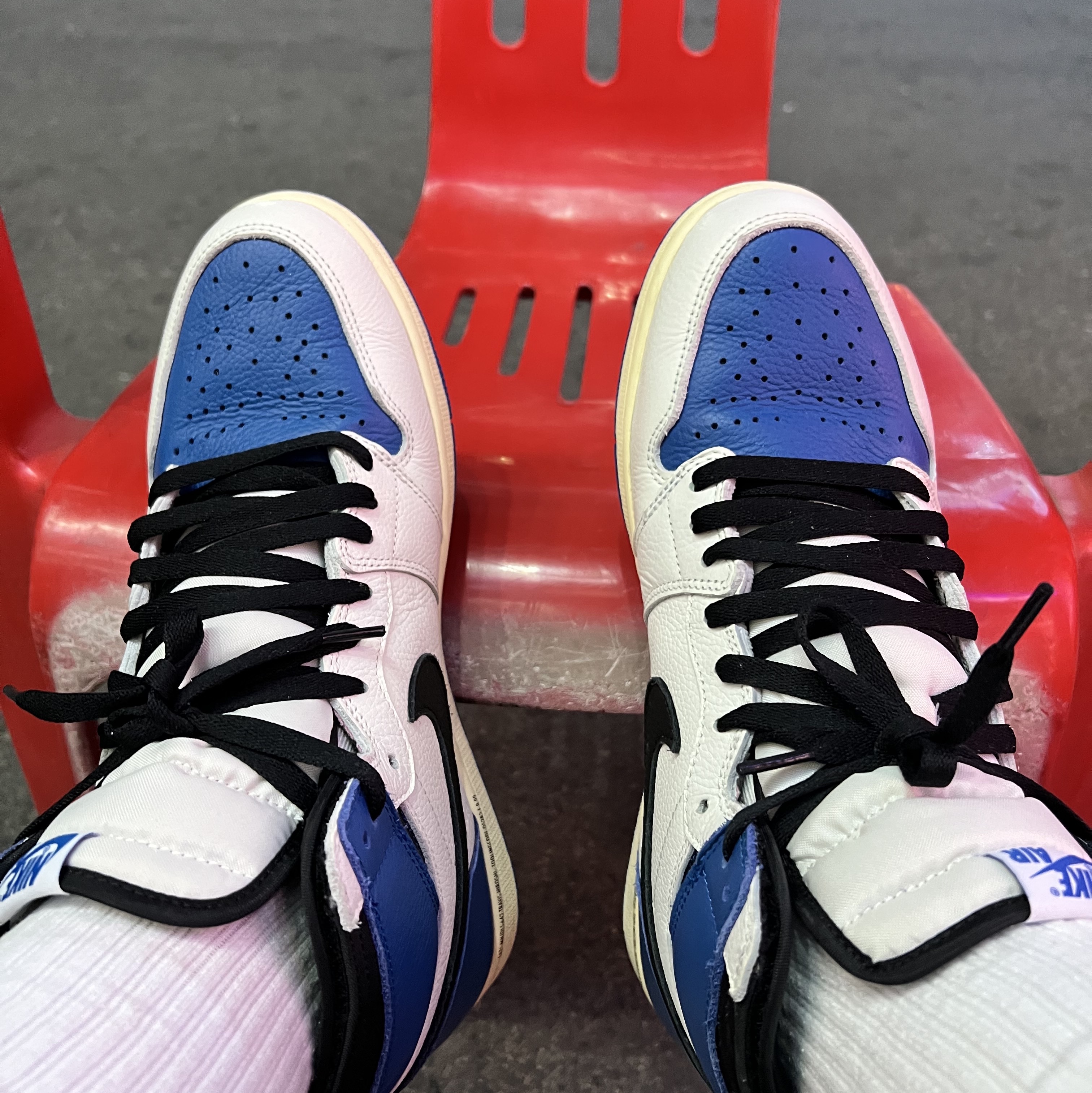 Jordan 1 x Travis Scott x Fragment Retro High OG SP Military Blue 착용 스타일