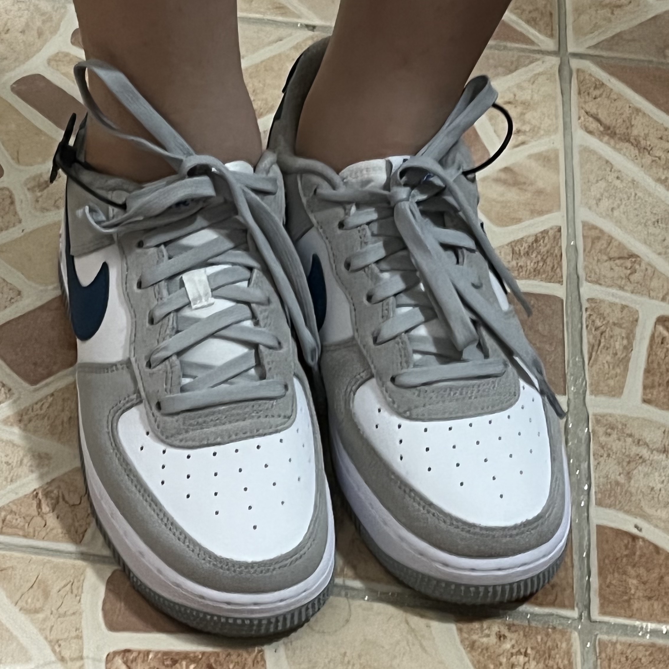 (GS) Nike Air Force 1 LV8 Athletic Club Light Smoke Grey Marina 착용 스타일 - 1