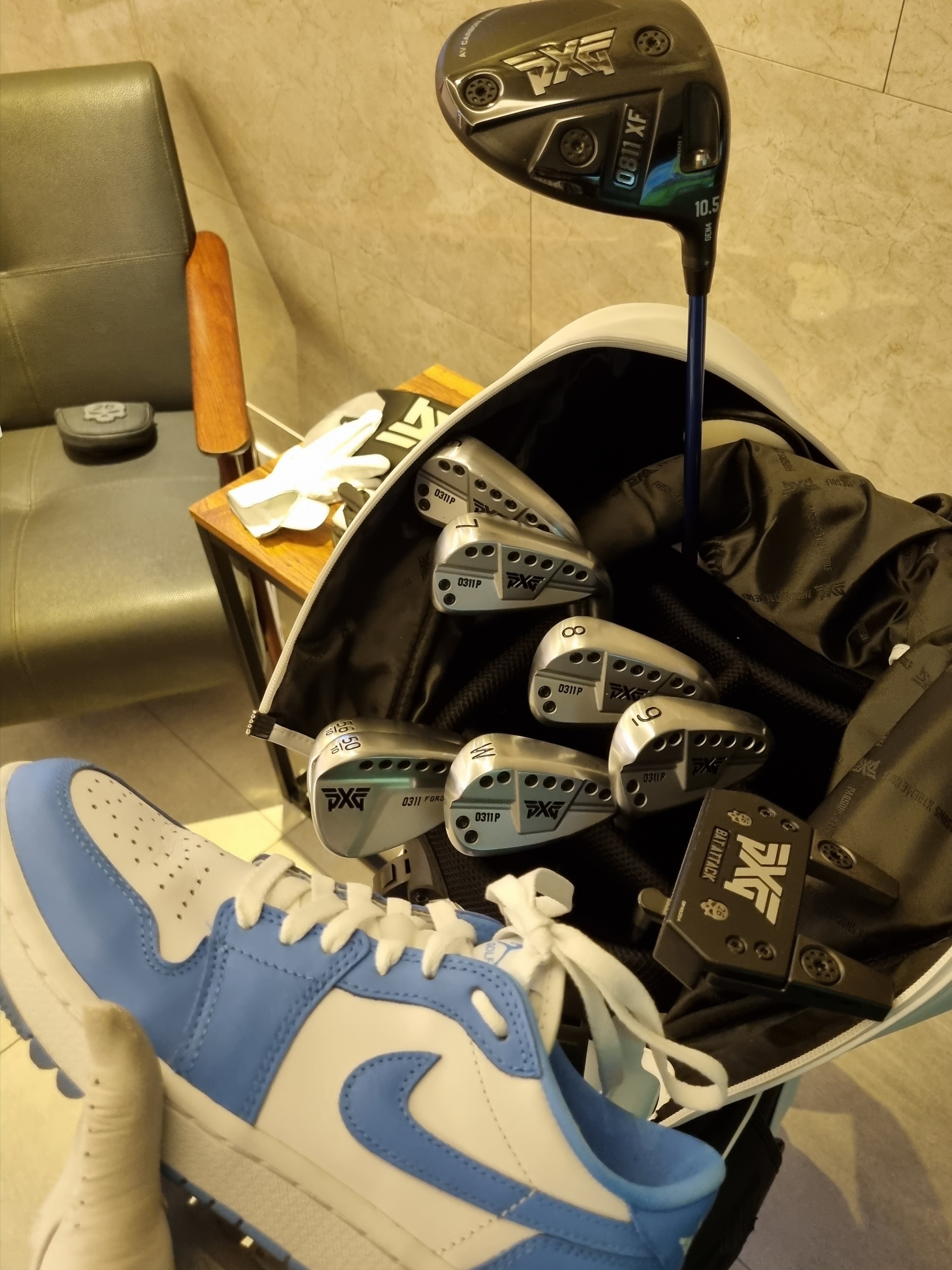 Jordan 1 Low Golf White and University Blue 착용 스타일 - 3